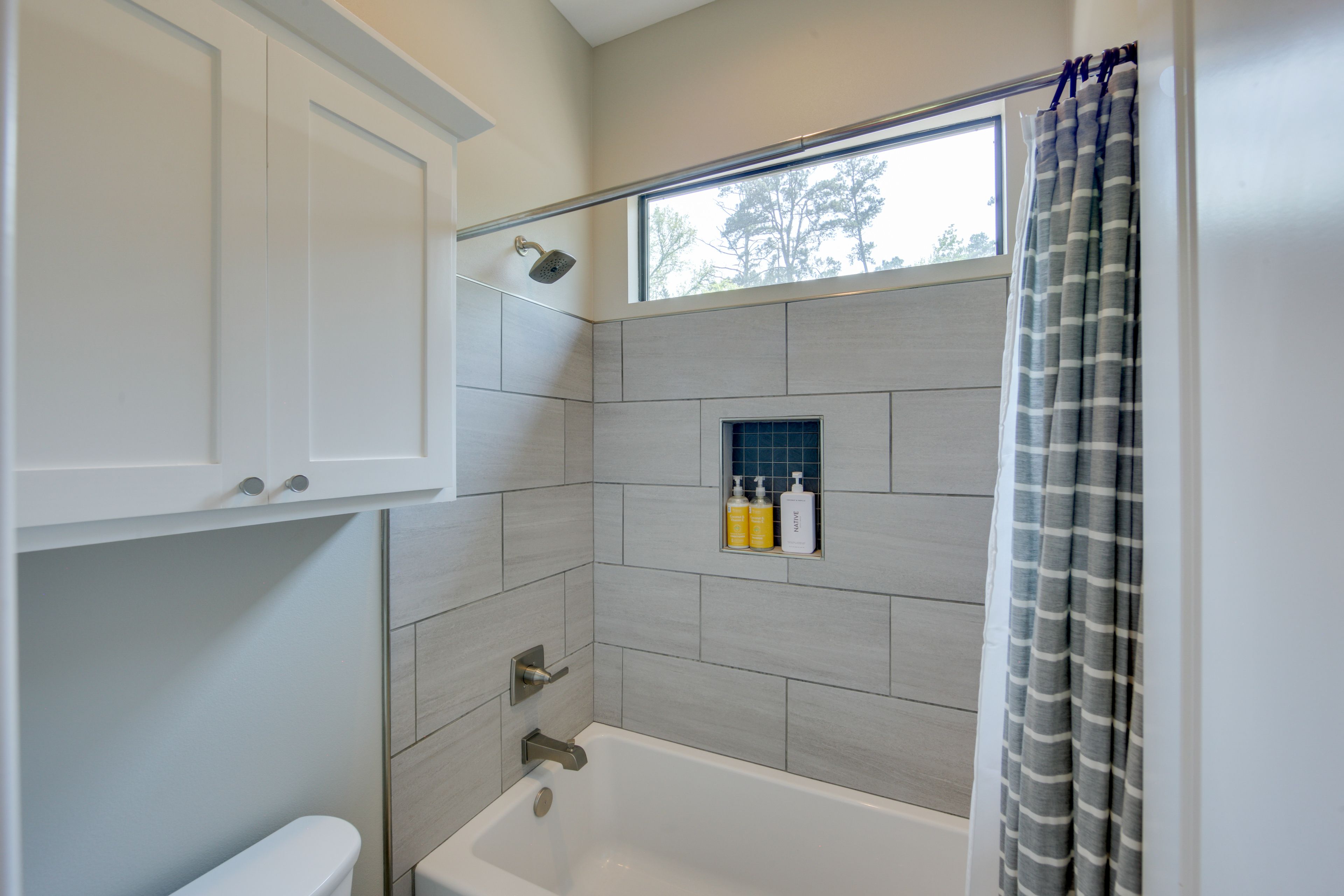 Full Bathroom | Towels Provided