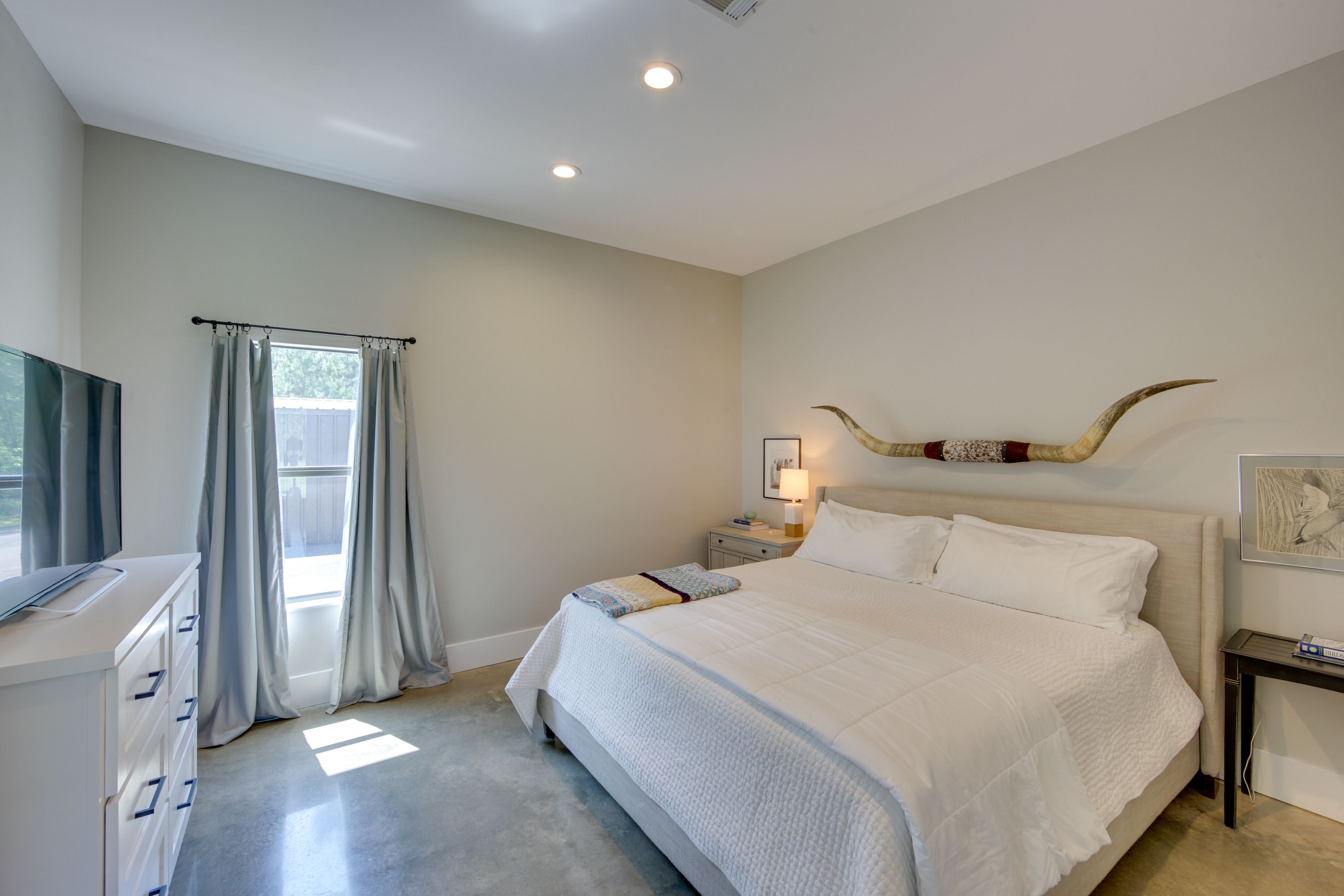 Bedroom 1 | King Bed | Flat-Screen TV | En-Suite Bathroom