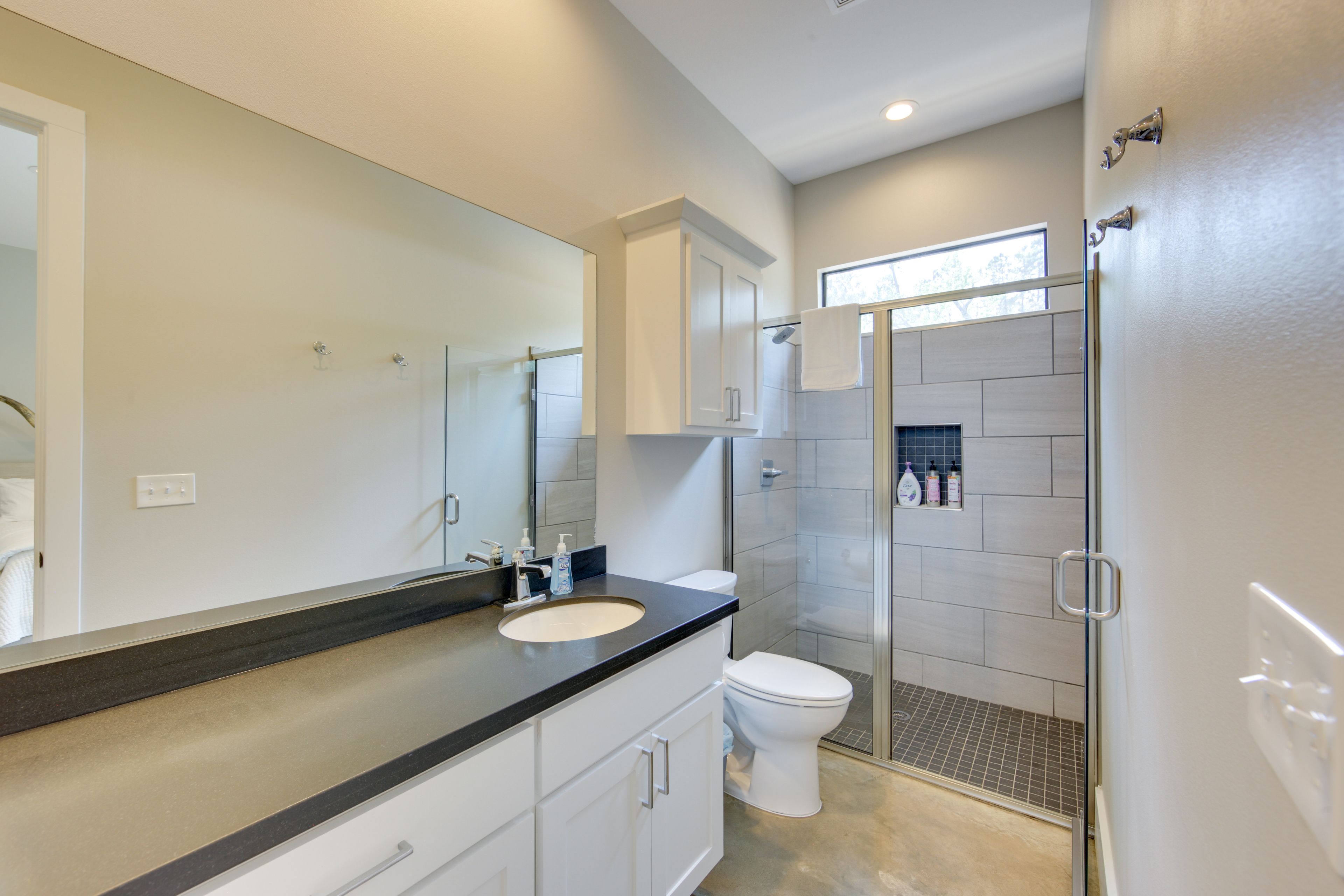 Full Bathroom | Complimentary Toiletries
