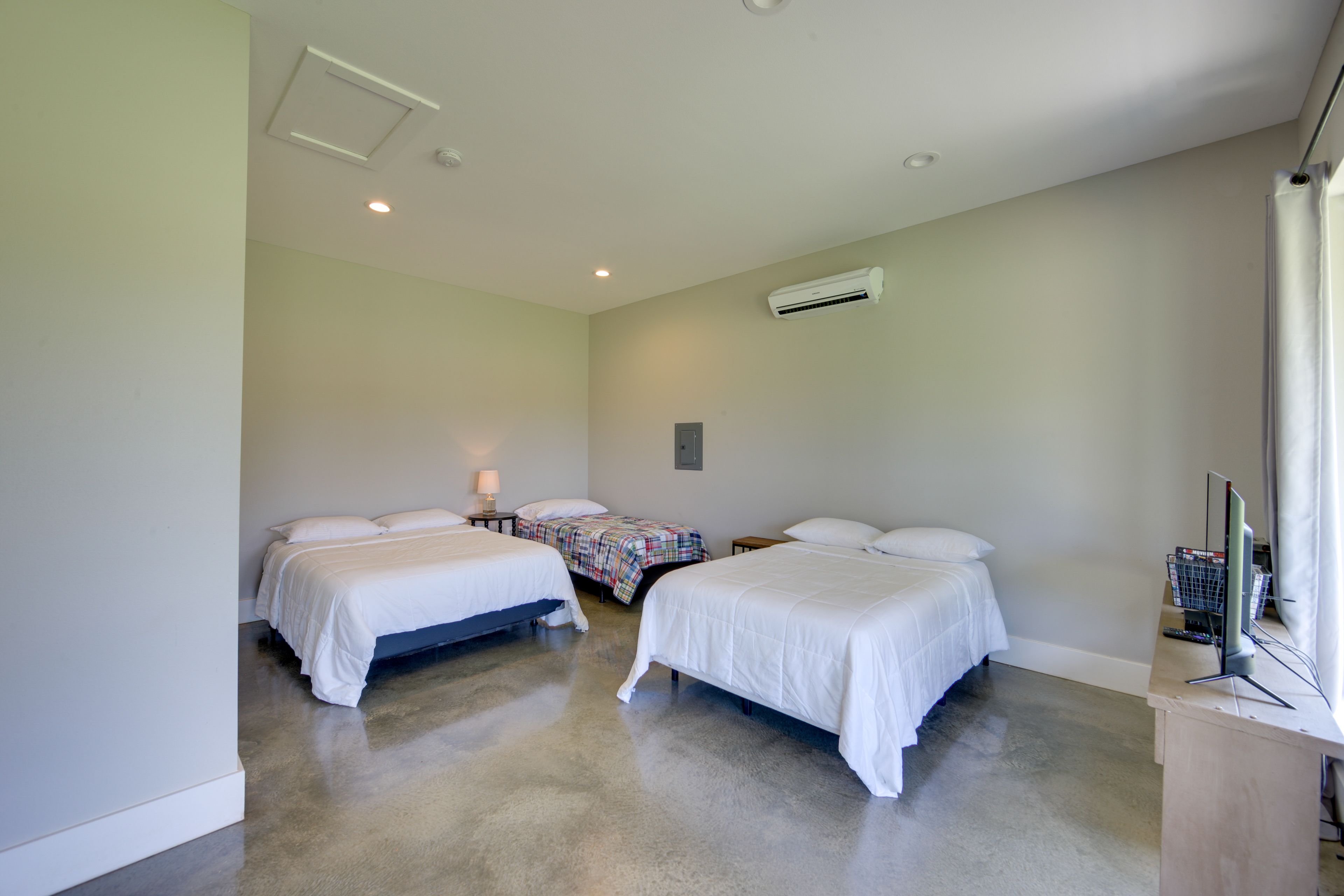 Living Room | 2 Queen Beds | Twin Bed | Flat-Screen TV | DVD Player