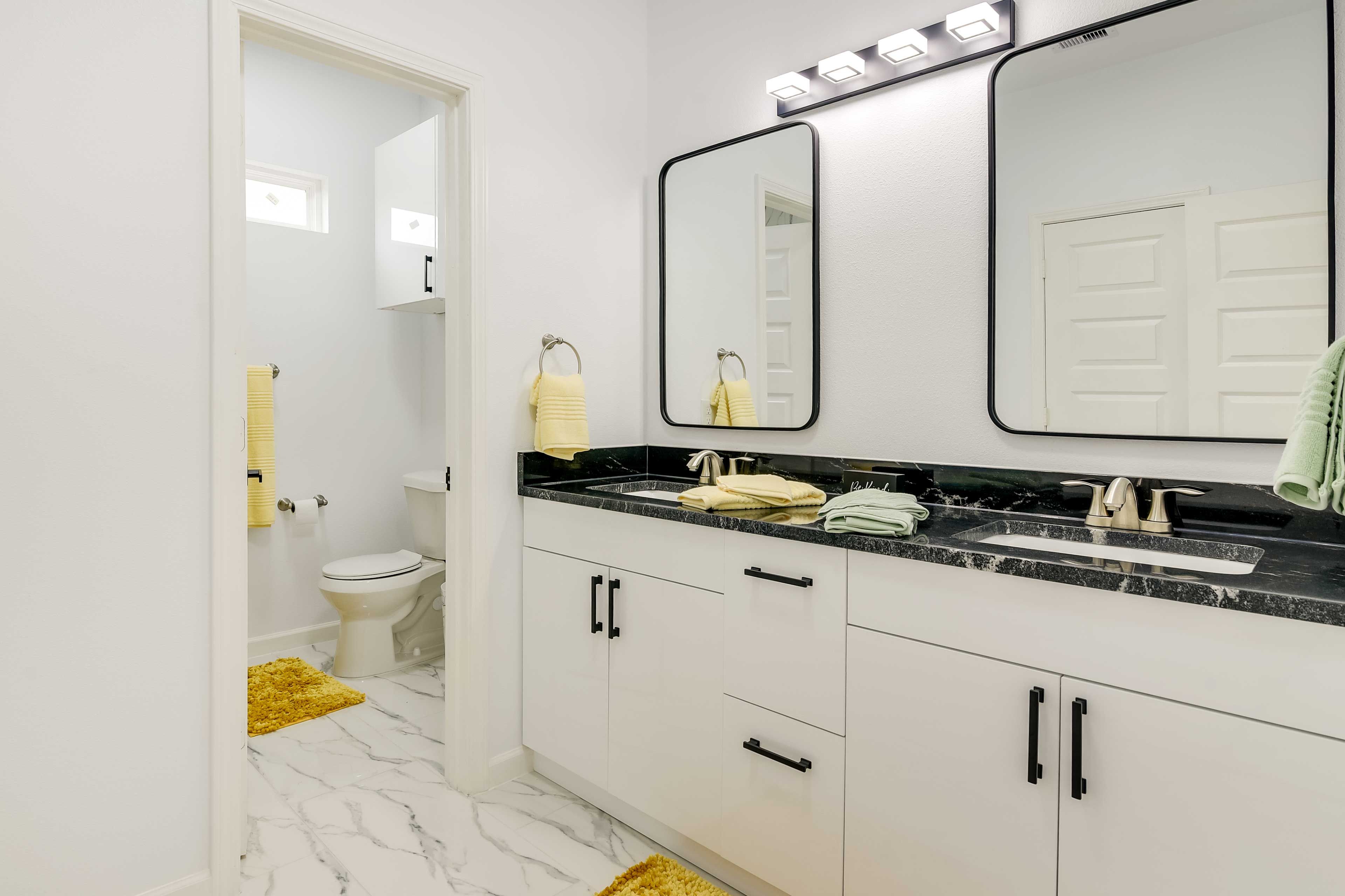Full Bathroom | 2nd Floor | Towels Provided