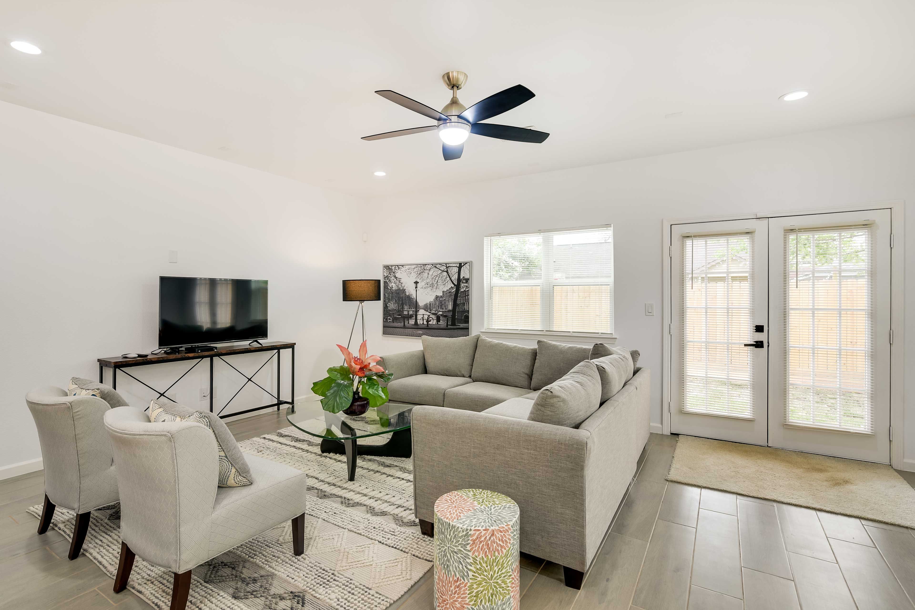 Living Room | 1st Floor | Central Heating | Smart TV