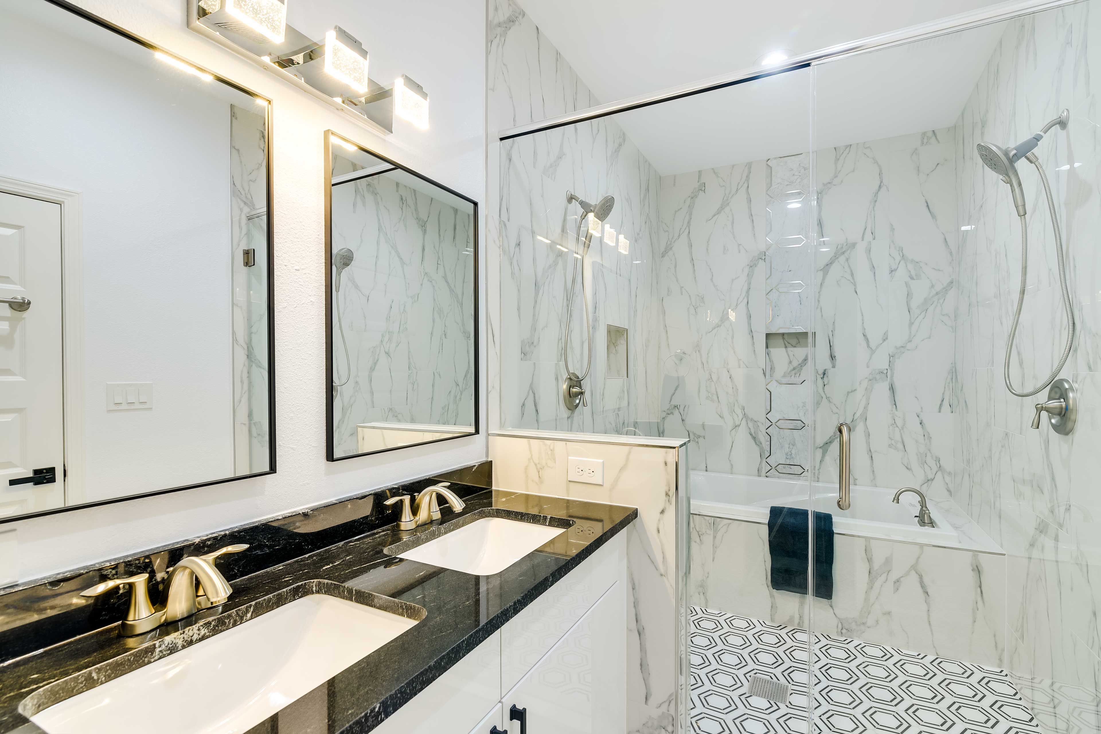 Full Bathroom | 2nd Floor | Complimentary Toiletries