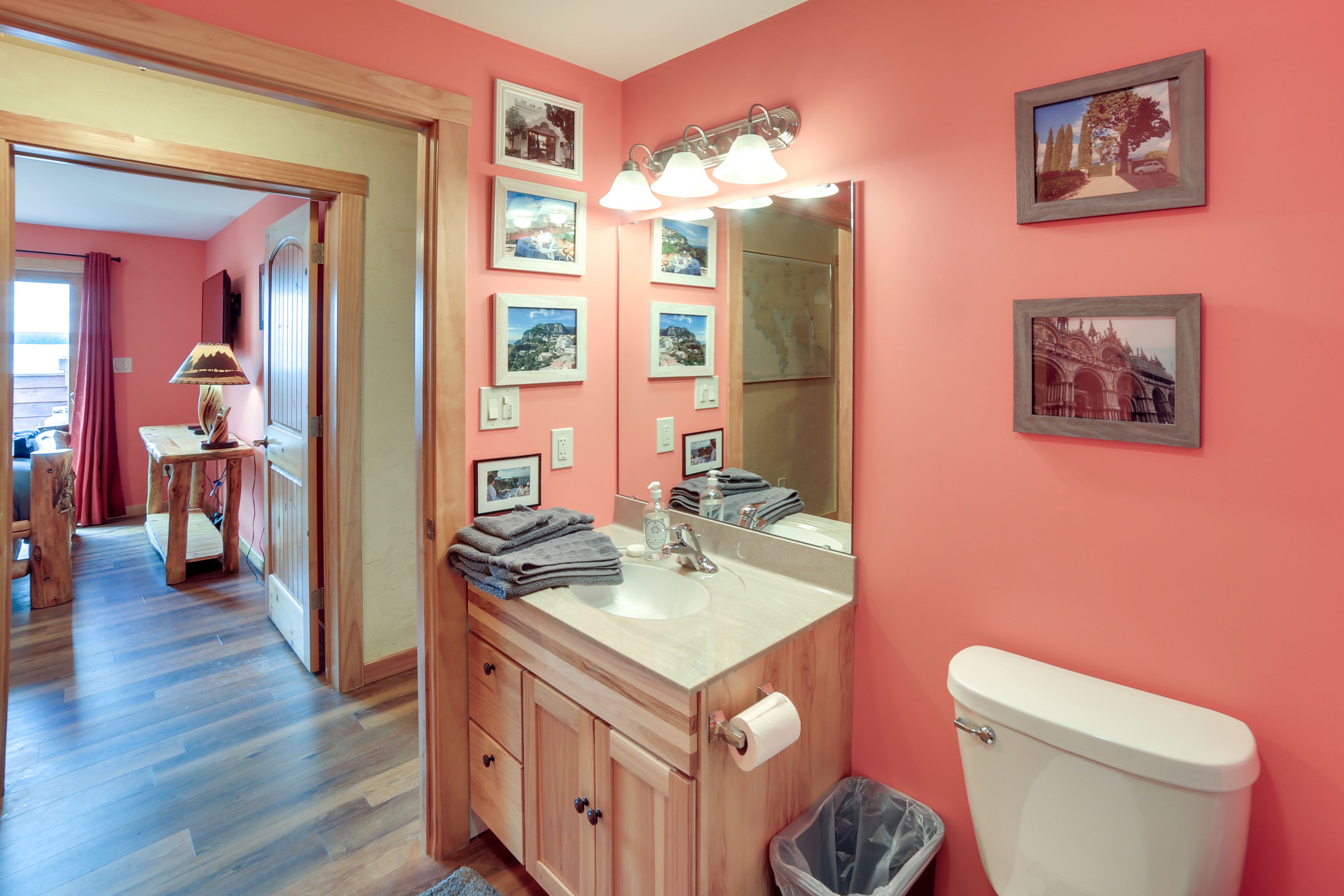 Full Bathroom | Towels Provided