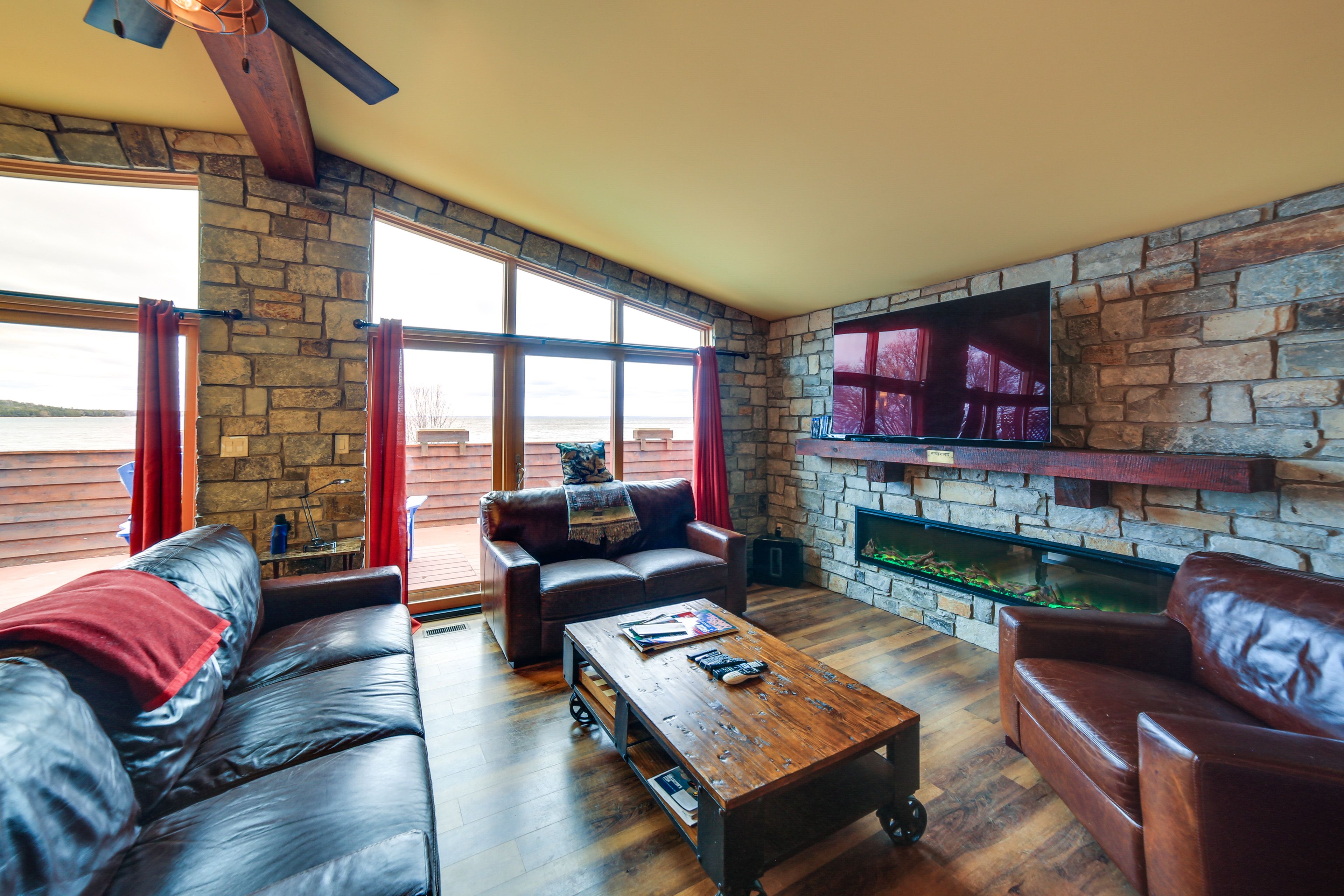 Living Room | Smart TV | Fireplace | Free WiFi | Books | Board Games