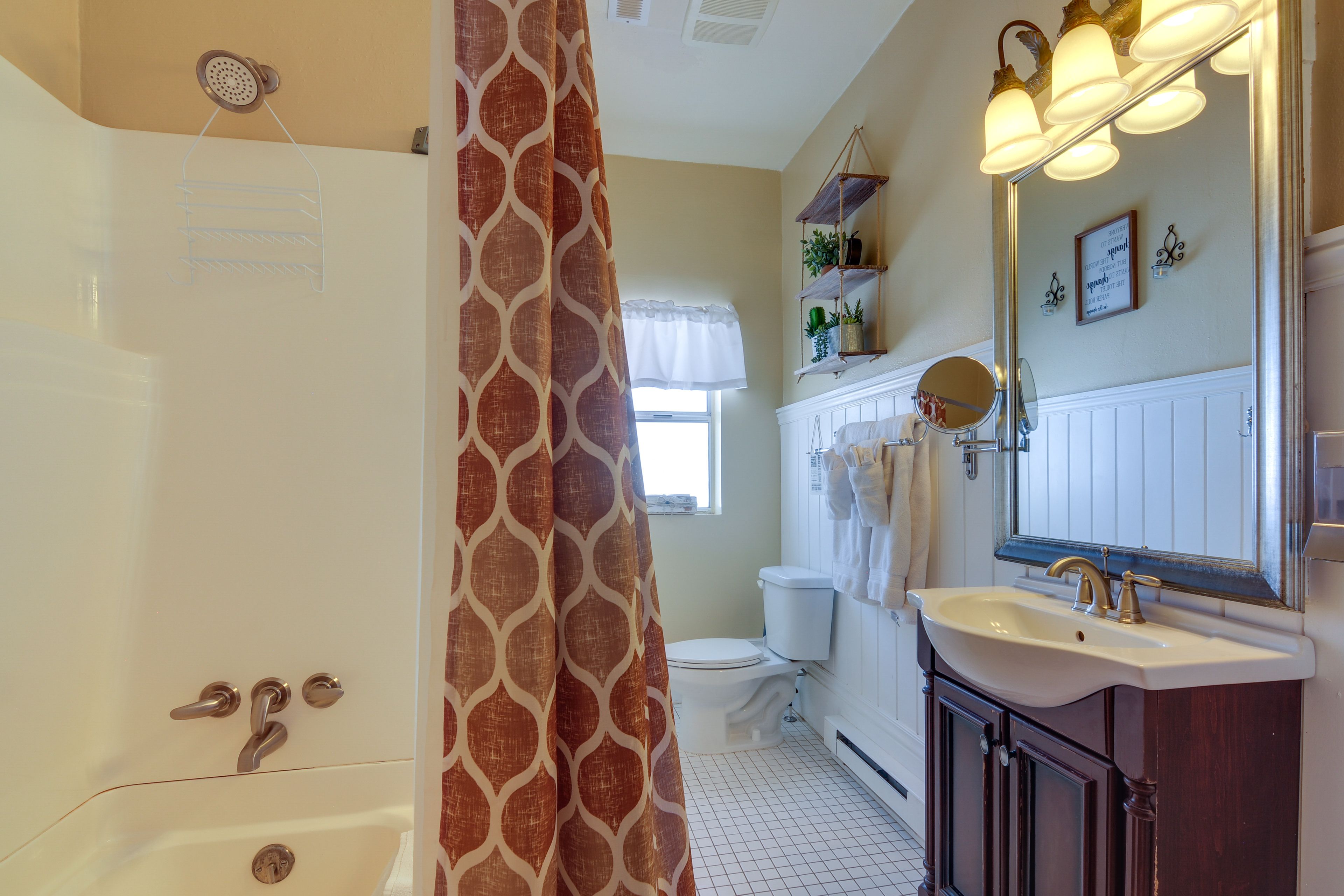 Full Bathroom | Complimentary Toiletries | Towels Provided