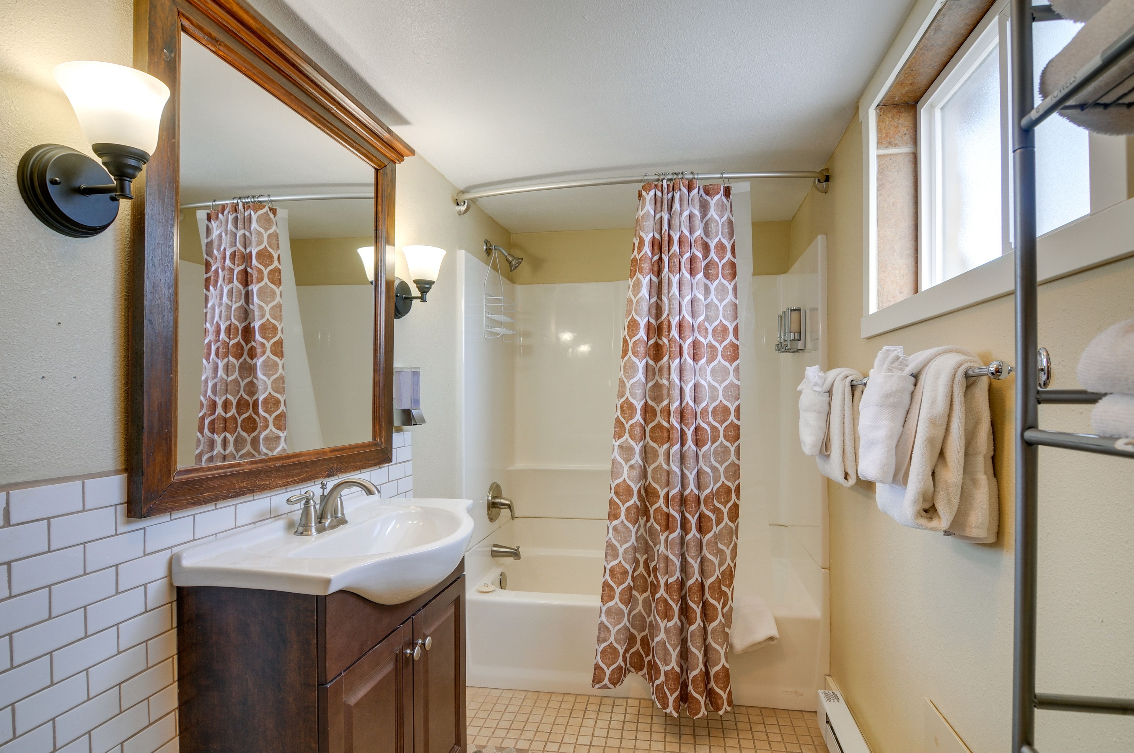 Full Bathroom | Towels Provided