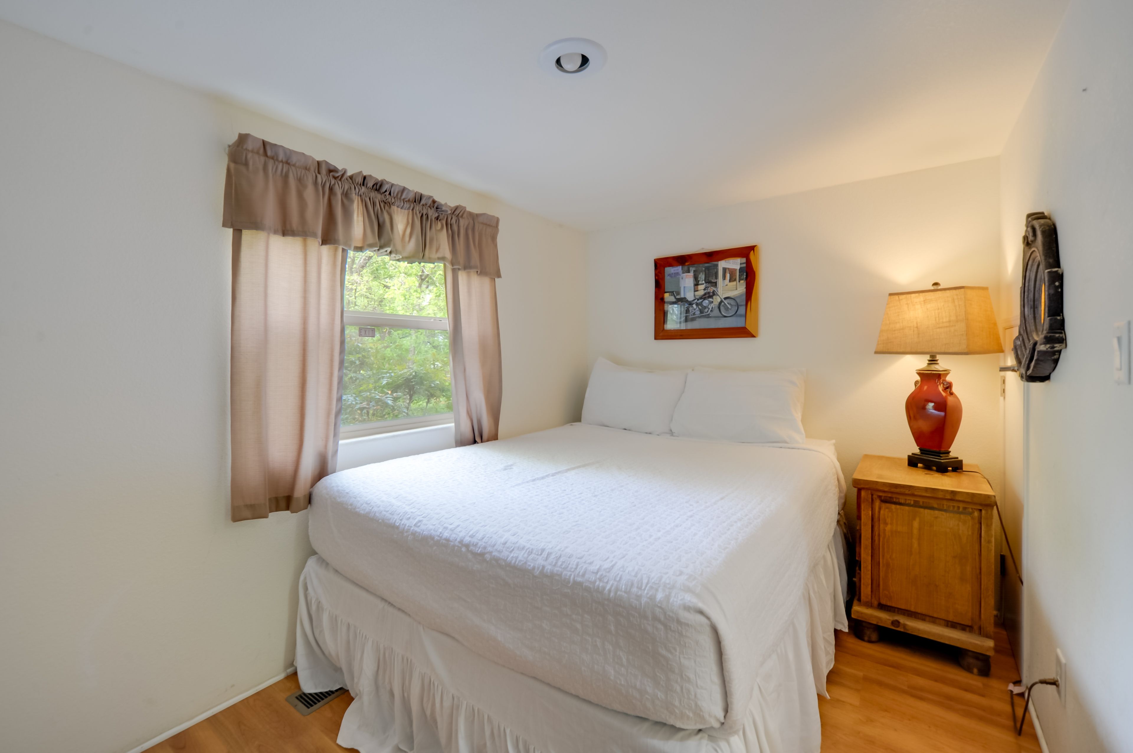 Bedroom | Queen Bed