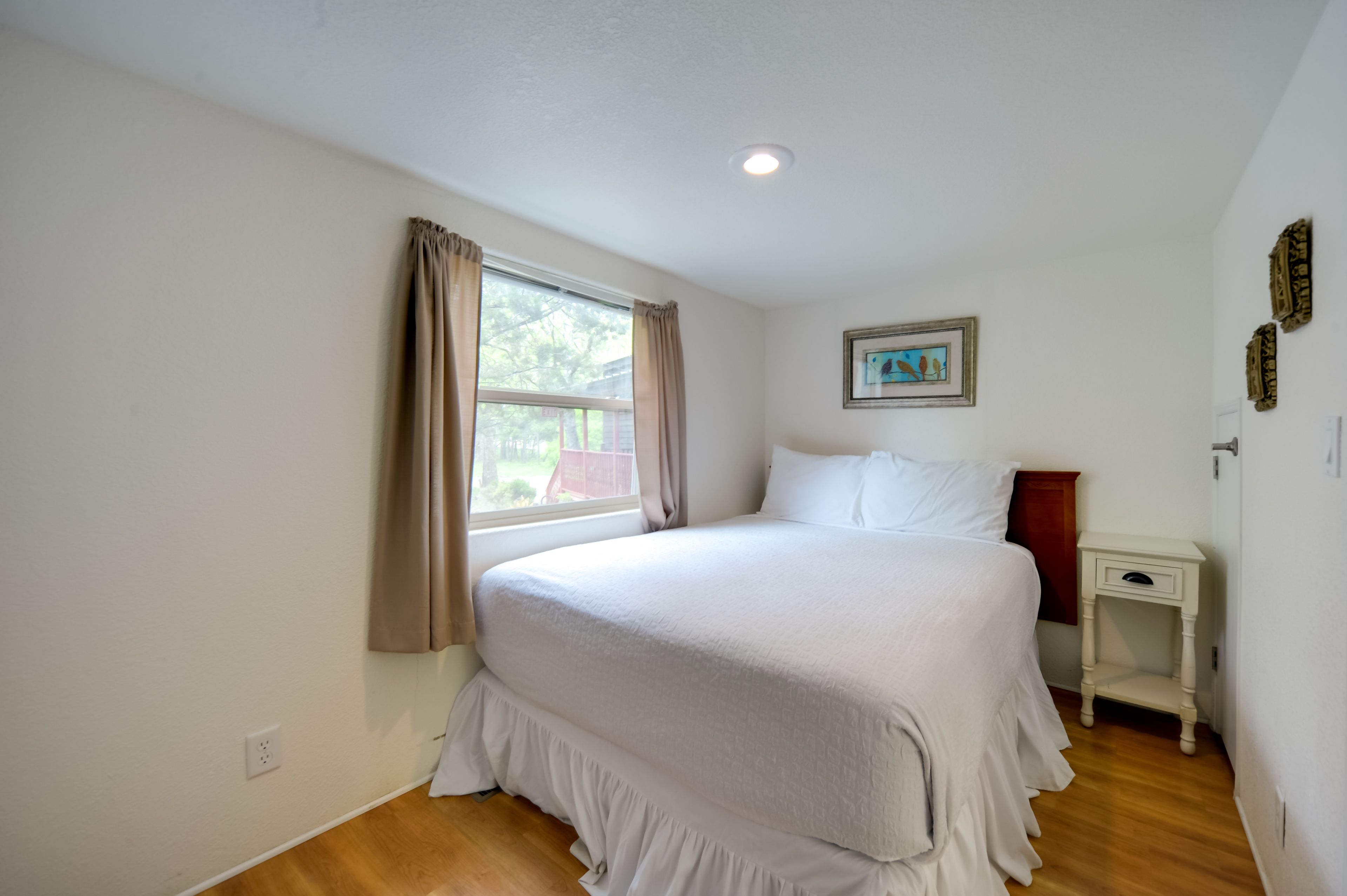 Bedroom | Queen Bed