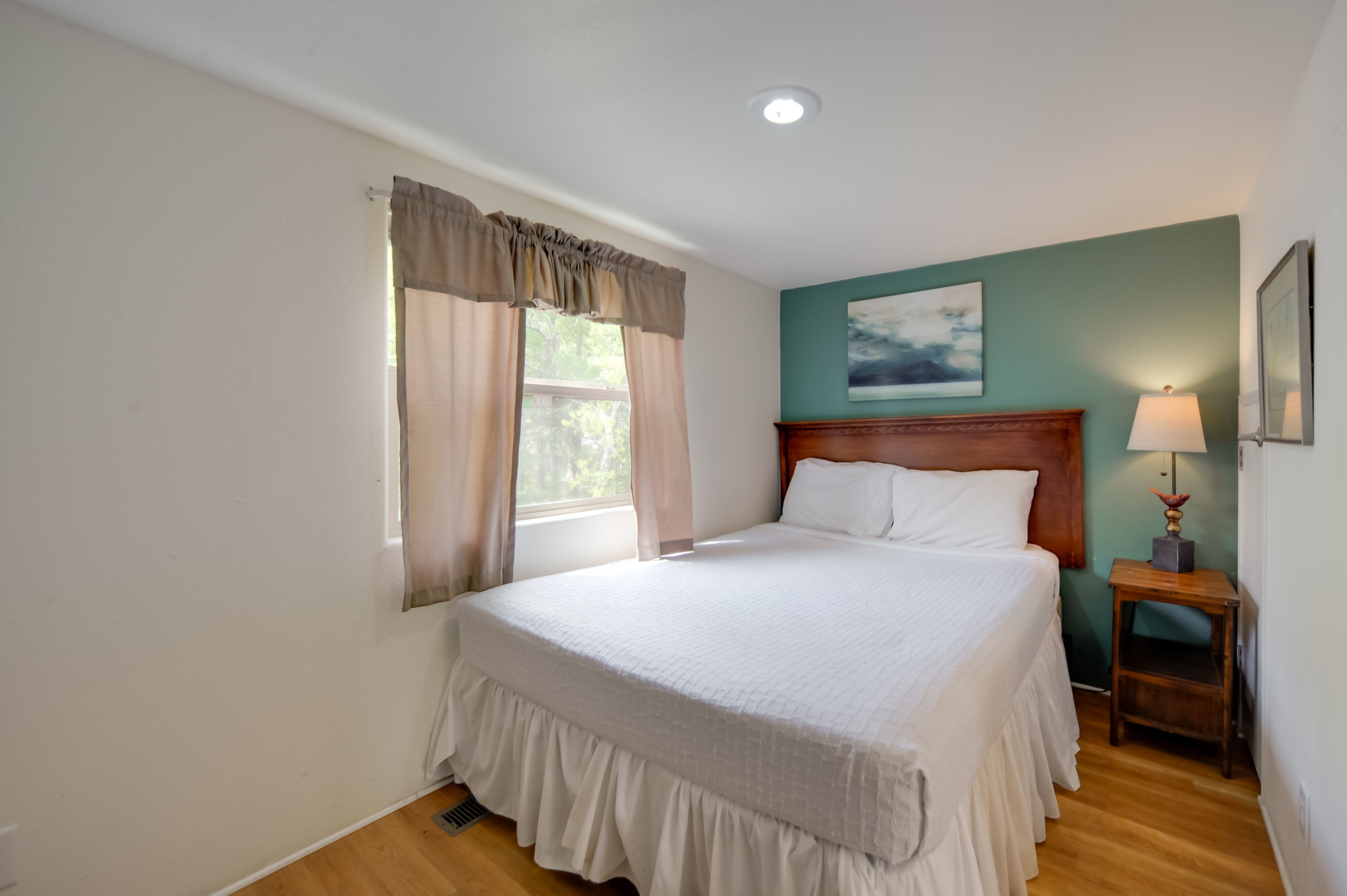 Bedroom | Queen Bed