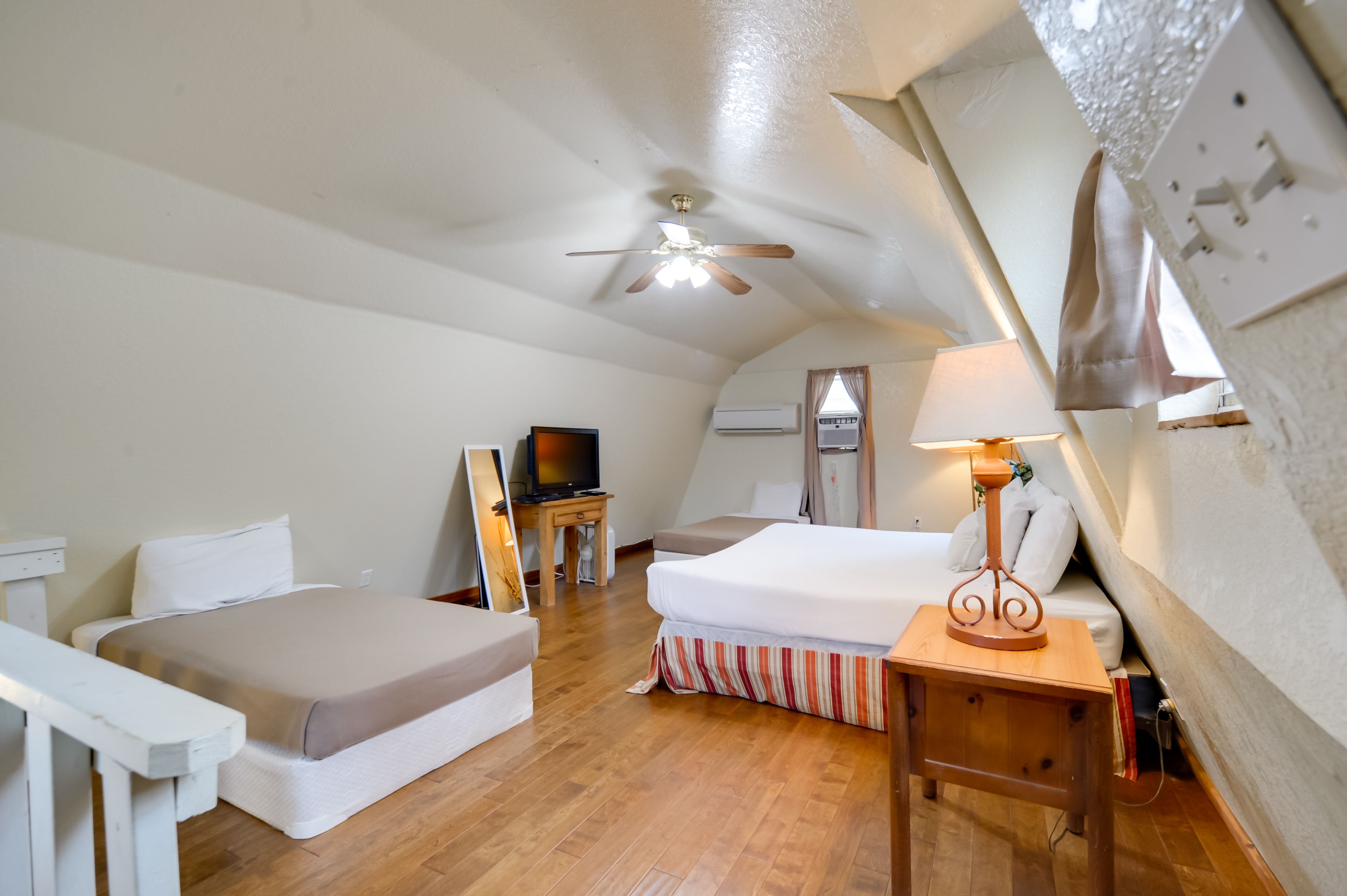 Loft | King Bed | 2 Twin Floor Mattresses