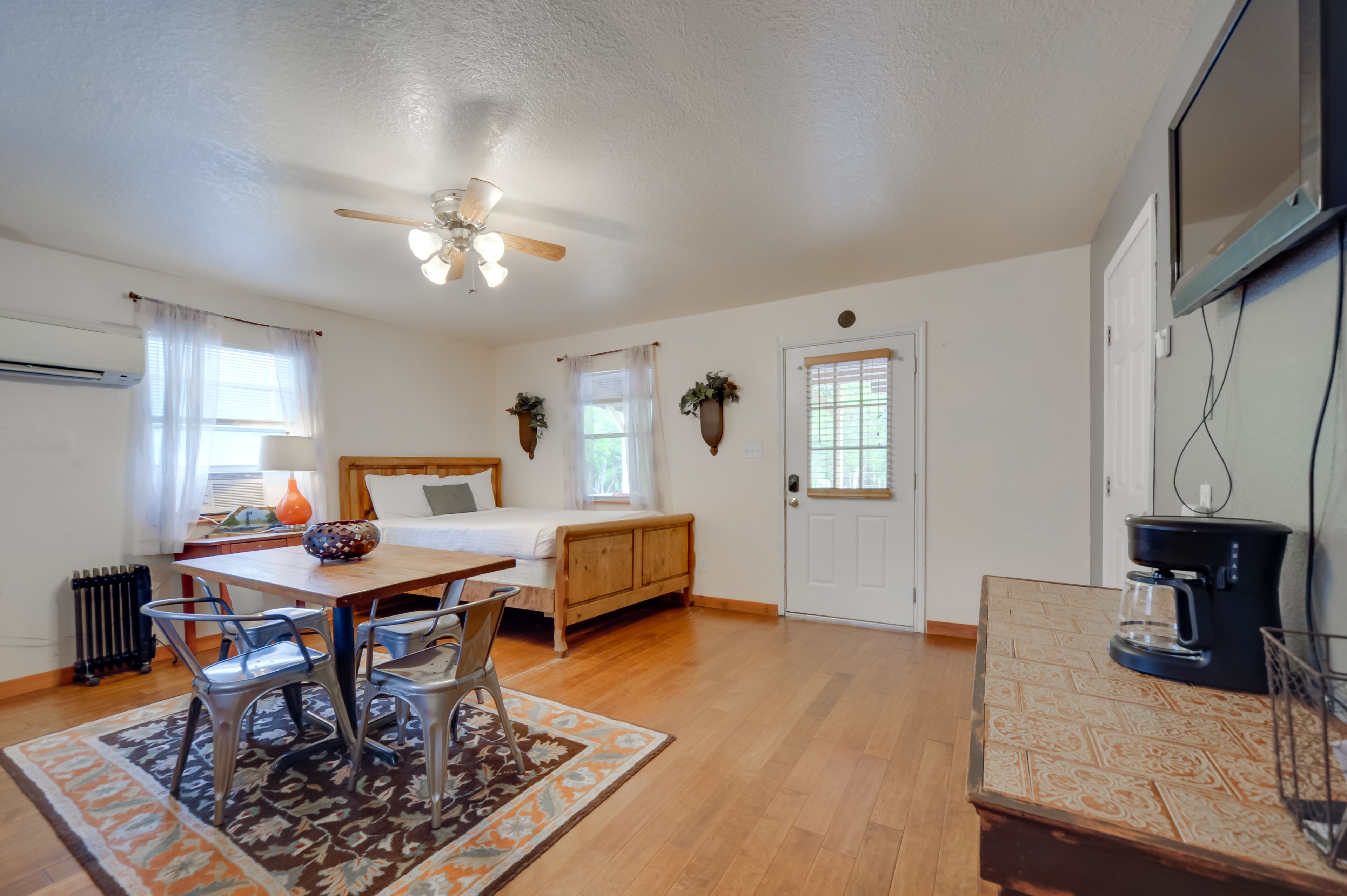 Studio | Queen Bed | Free WiFi | Linens Provided