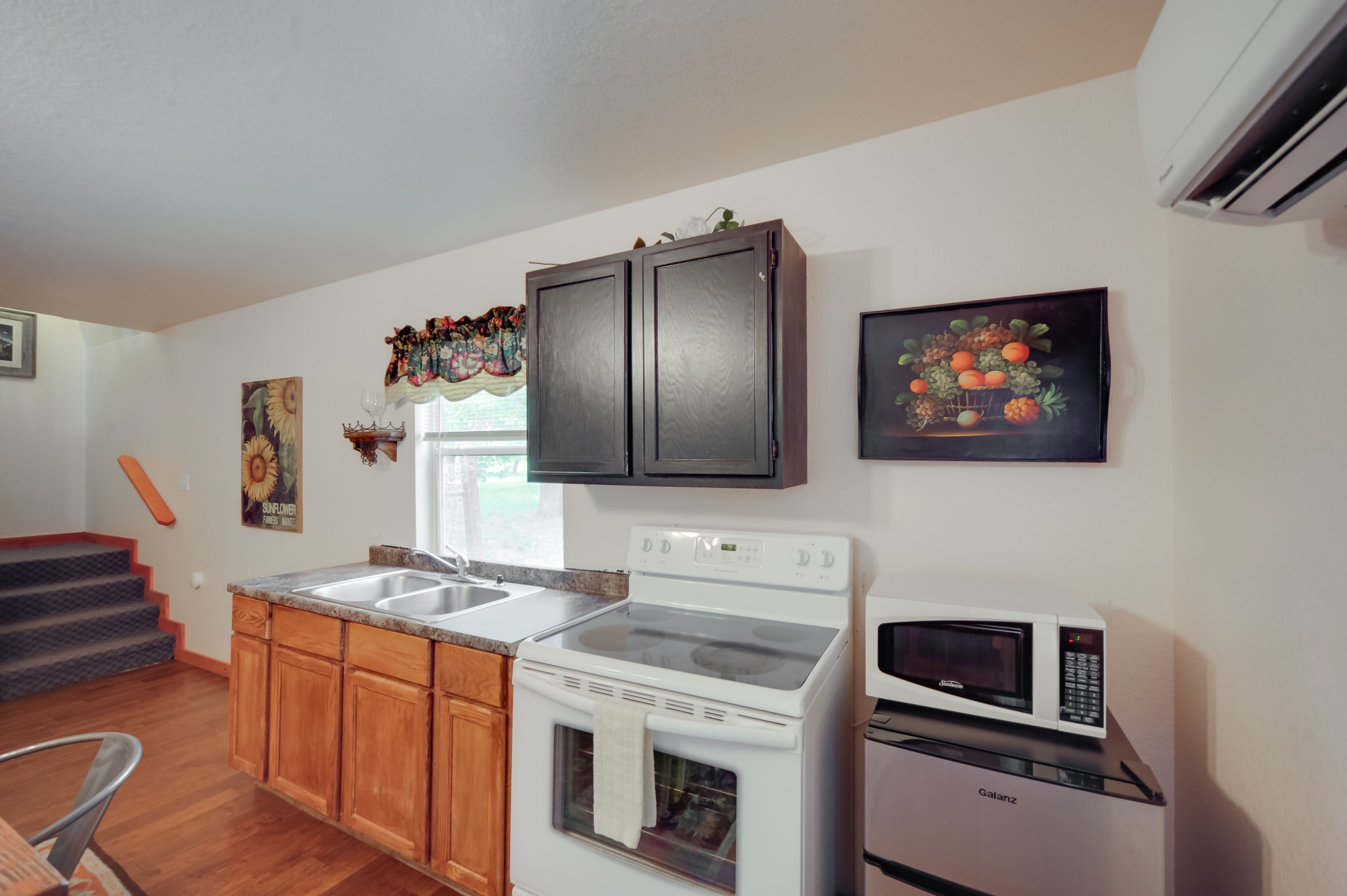 Kitchenette | Trash Bags & Paper Towels