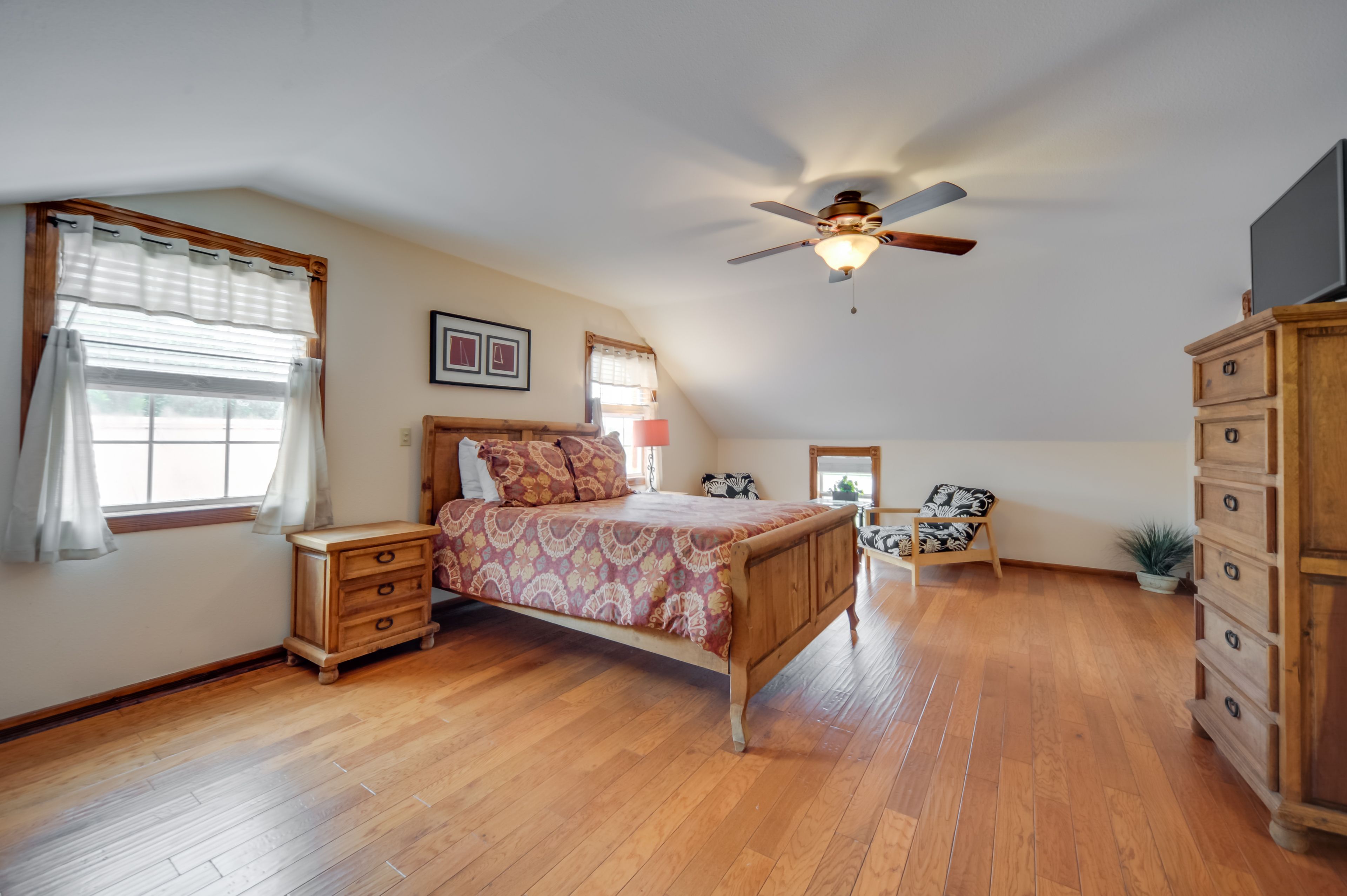 Studio | Queen Bed | Free WiFi