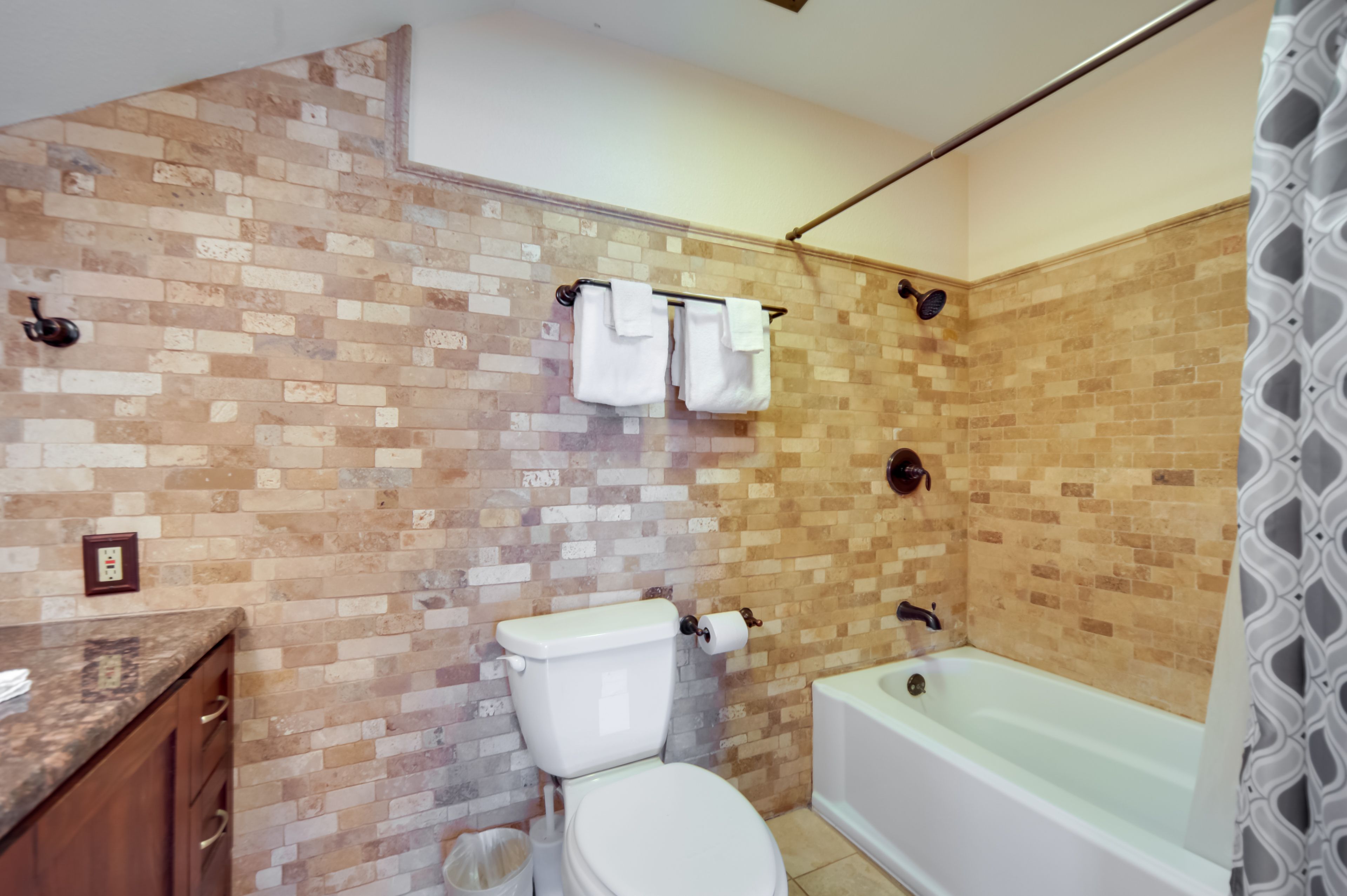Full Bathroom | Complimentary Toiletries