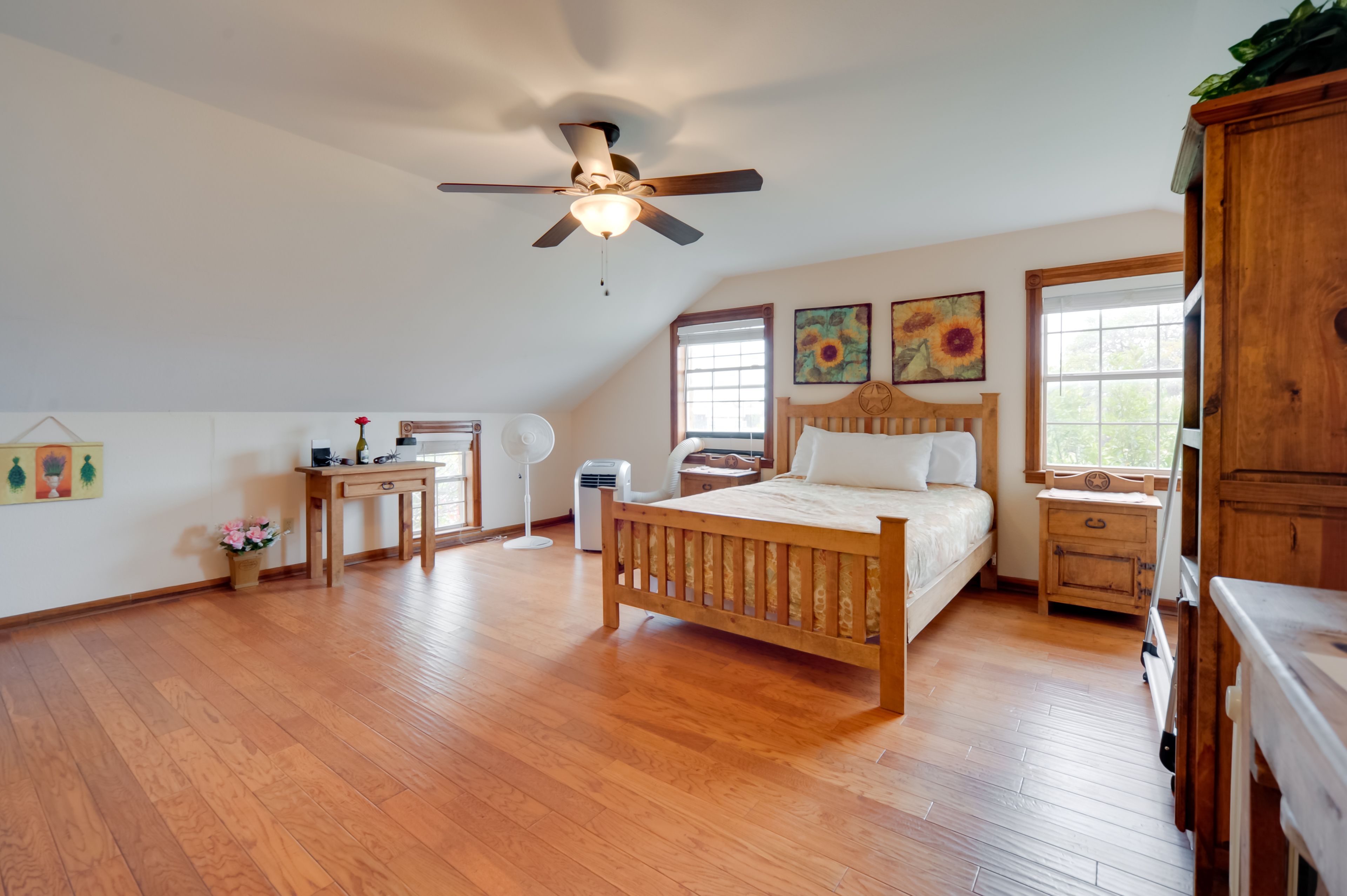 Studio | Queen Bed | Free WiFi