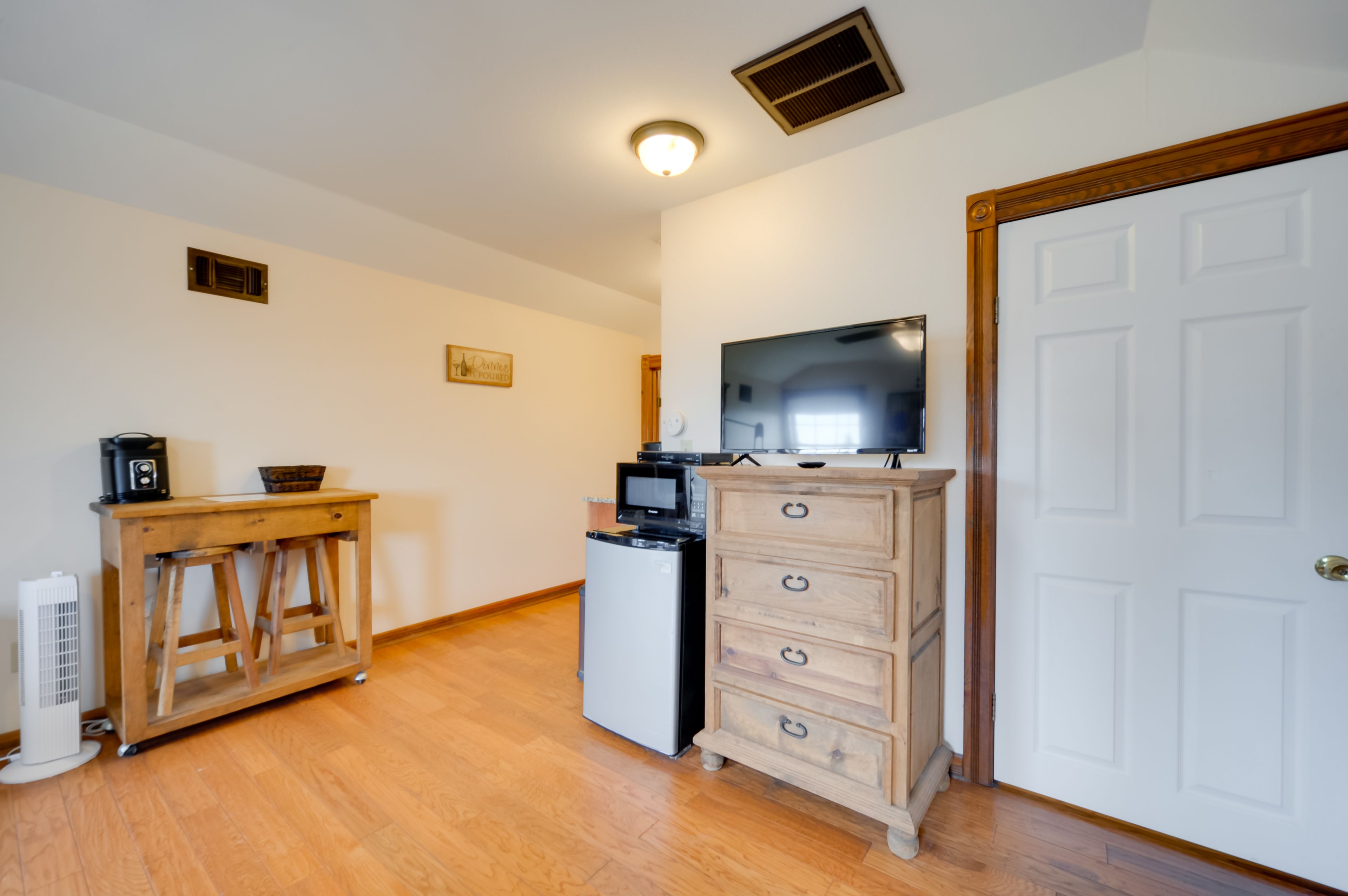 Kitchenette | Coffee Maker | Trash Bags & Paper Towels Provided