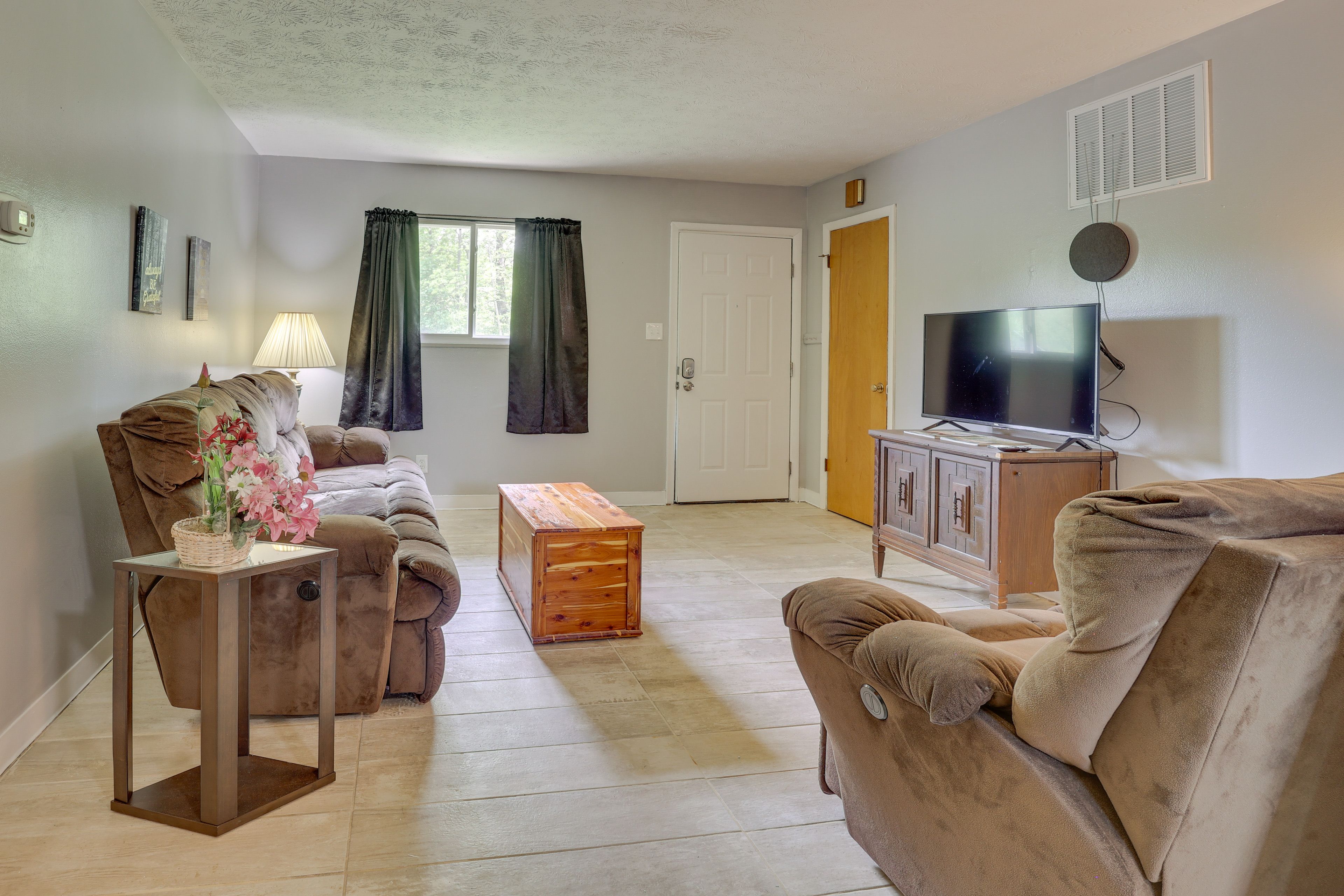 Living Room | Smart TV | Central A/C