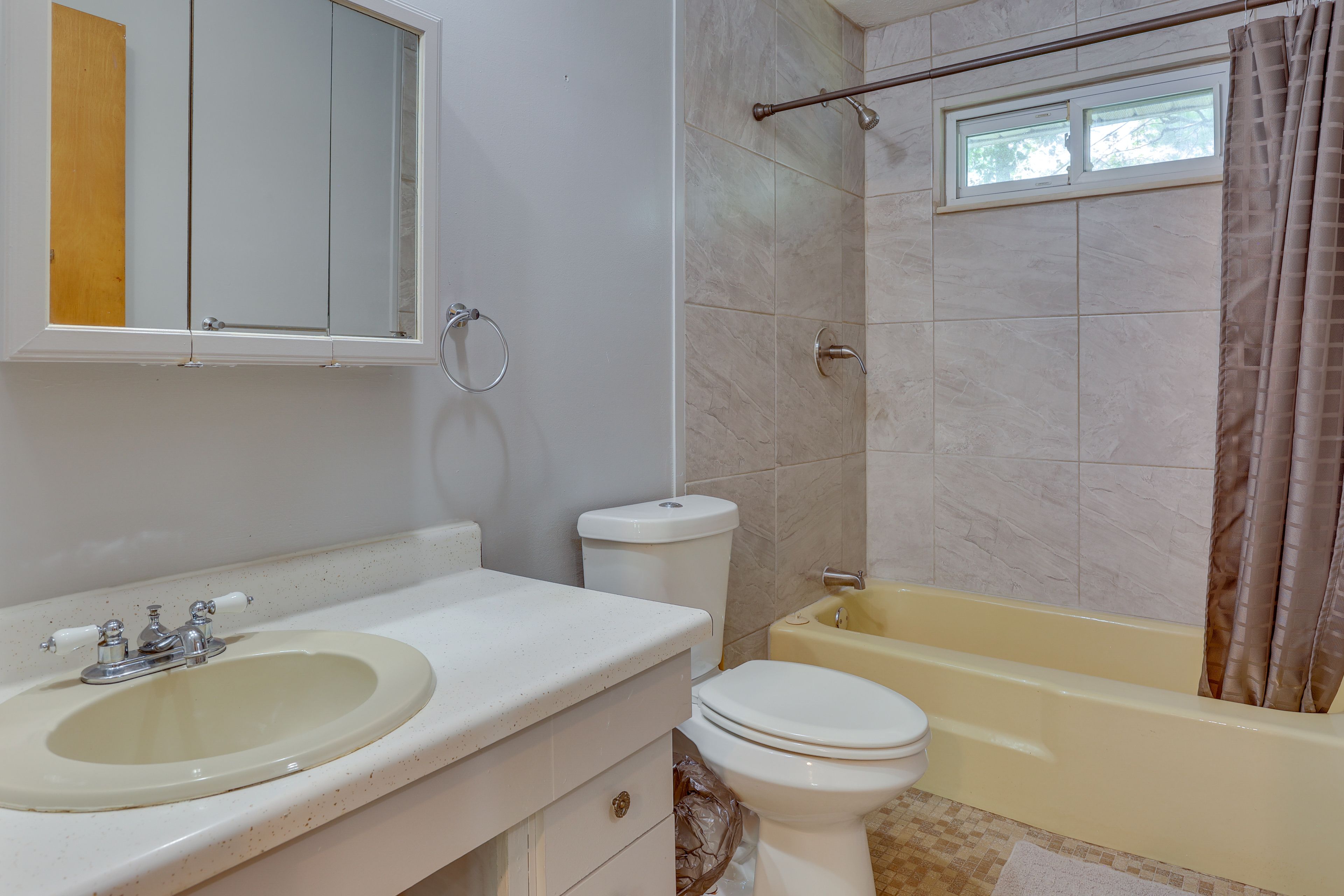 Full Bathroom | Towels Provided | Complimentary Toiletries