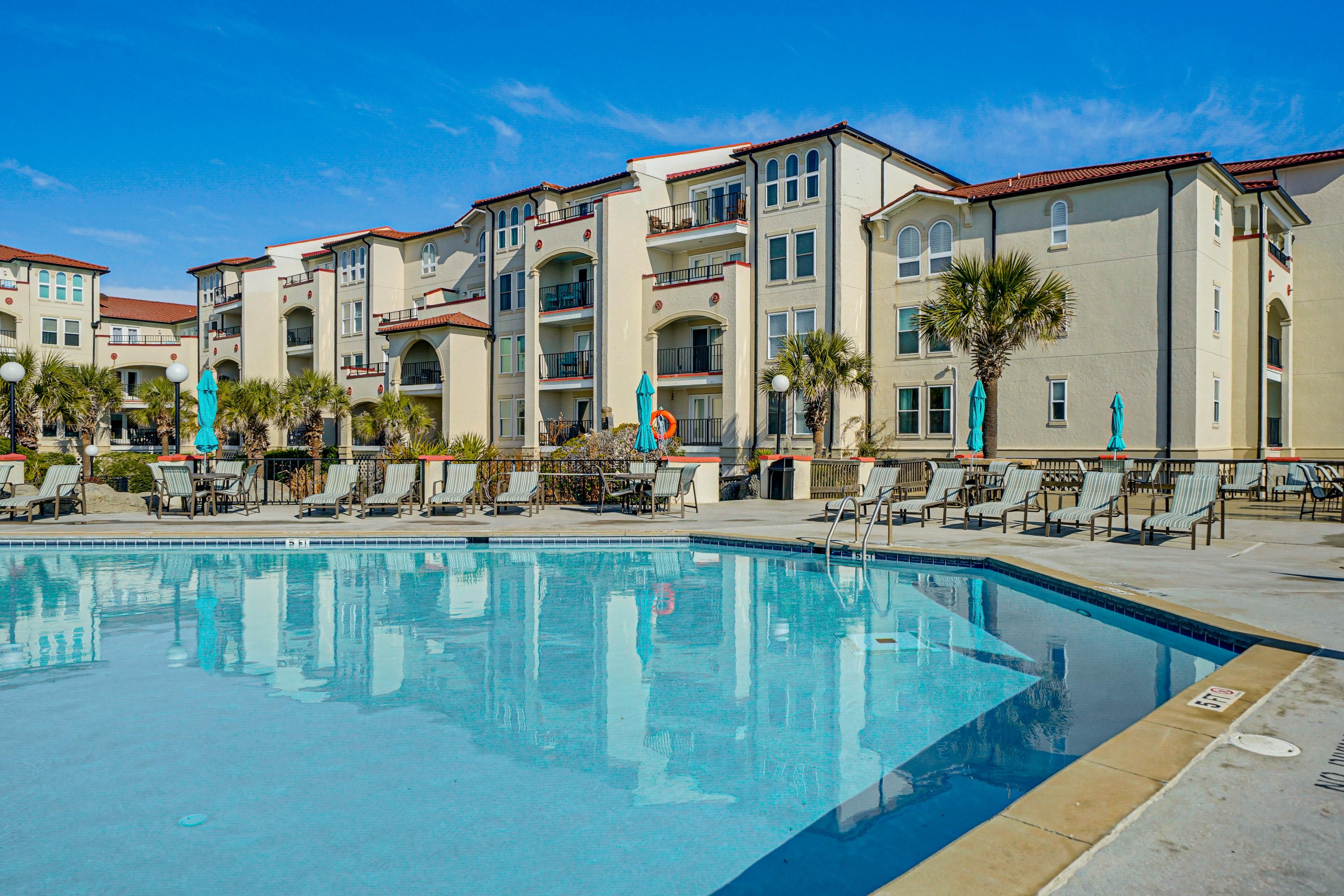Community Amenities | Outdoor Pool | Business Center | On-Site Restaurant