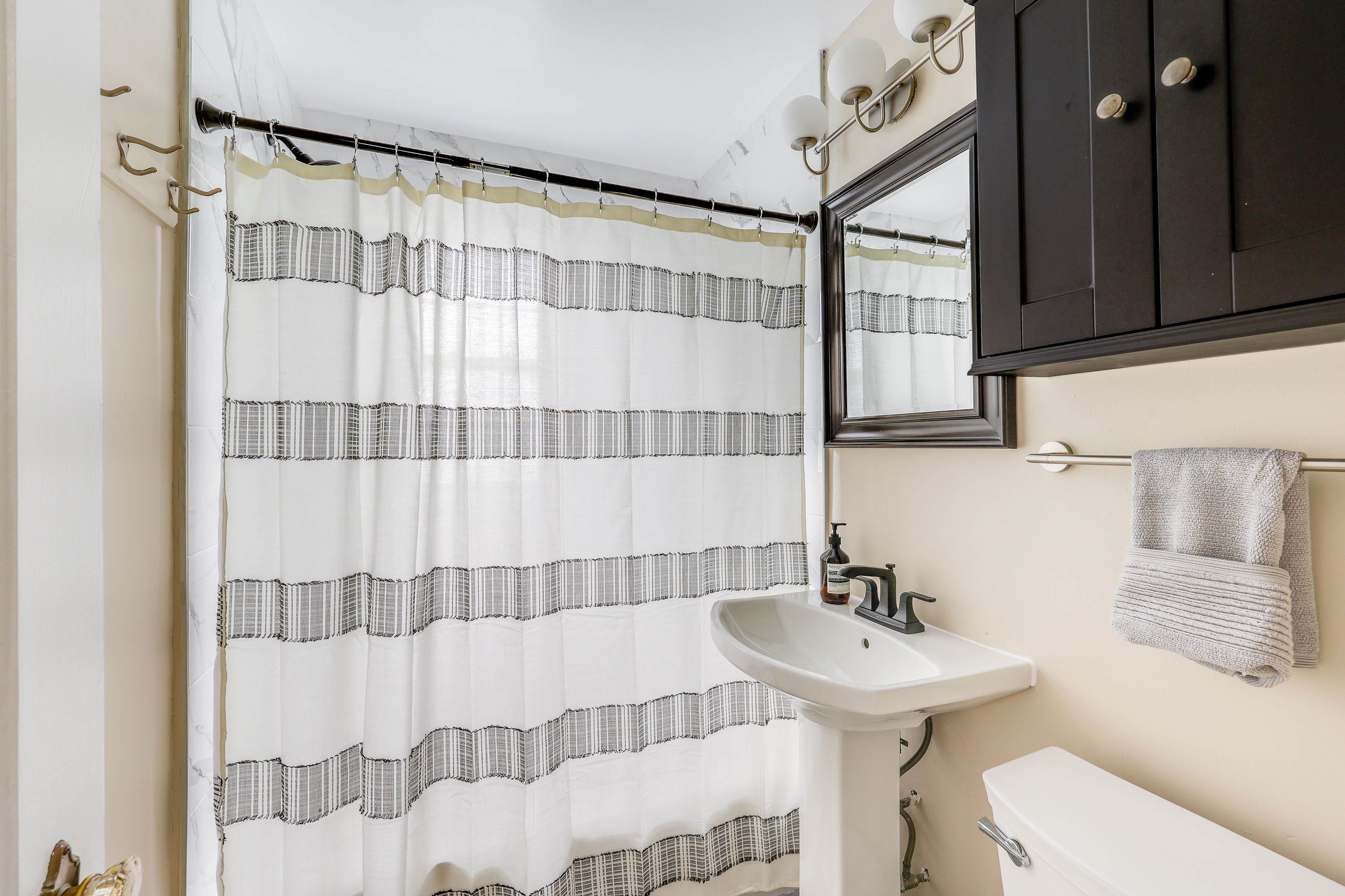 Full Bathroom | Towels Provided | Complimentary Toiletries