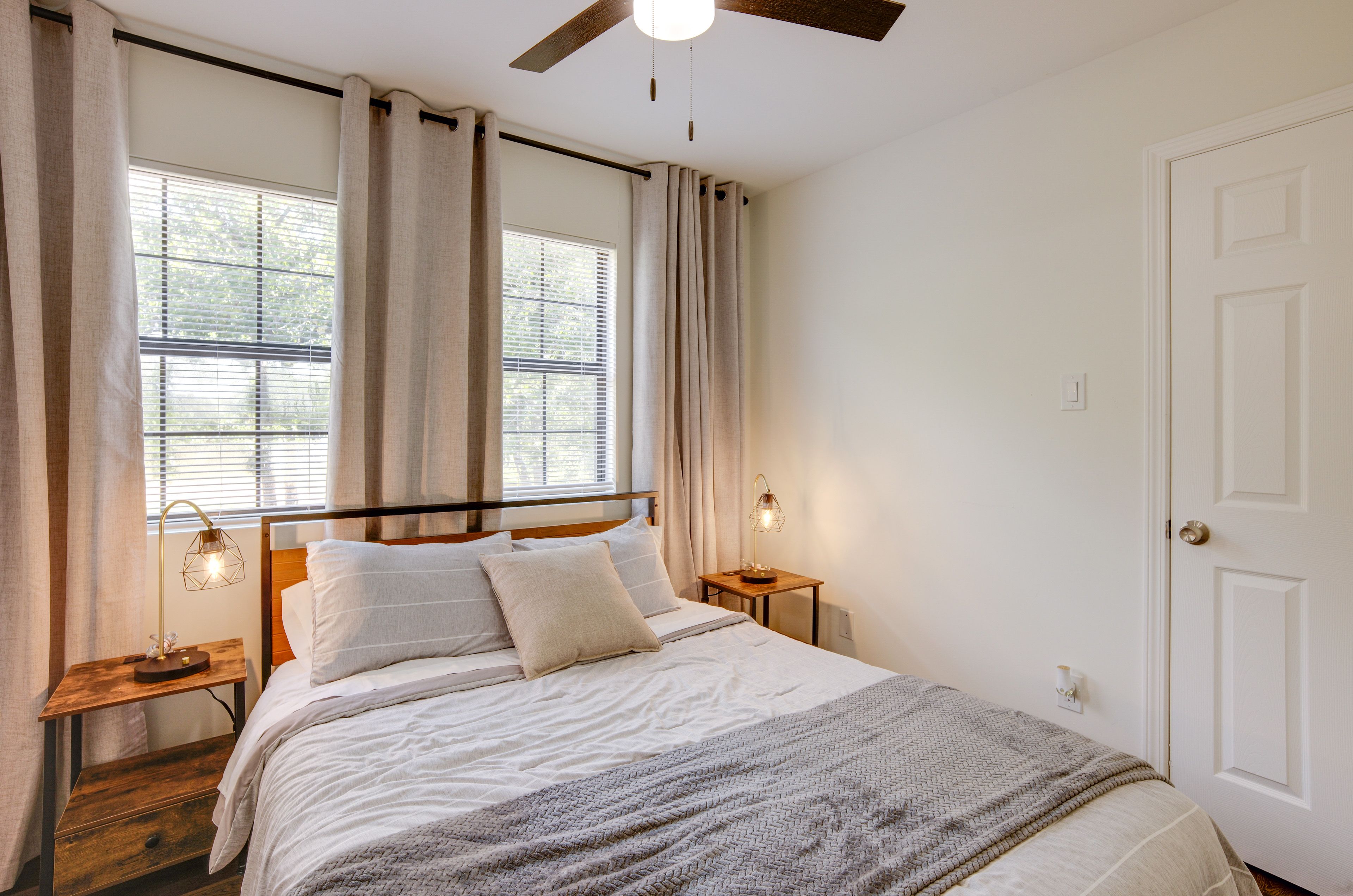 Bedroom 2 | Queen Bed