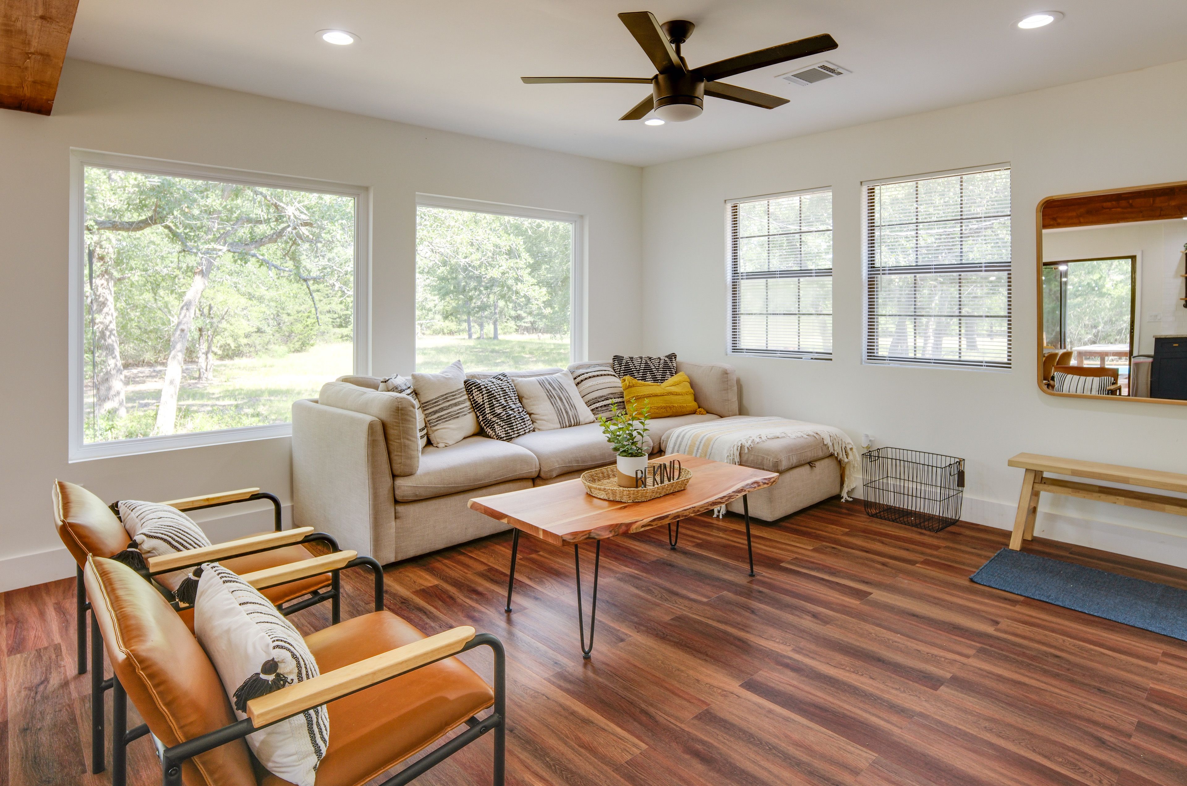 Living Room | Free WiFi | Central A/C | Smart TV