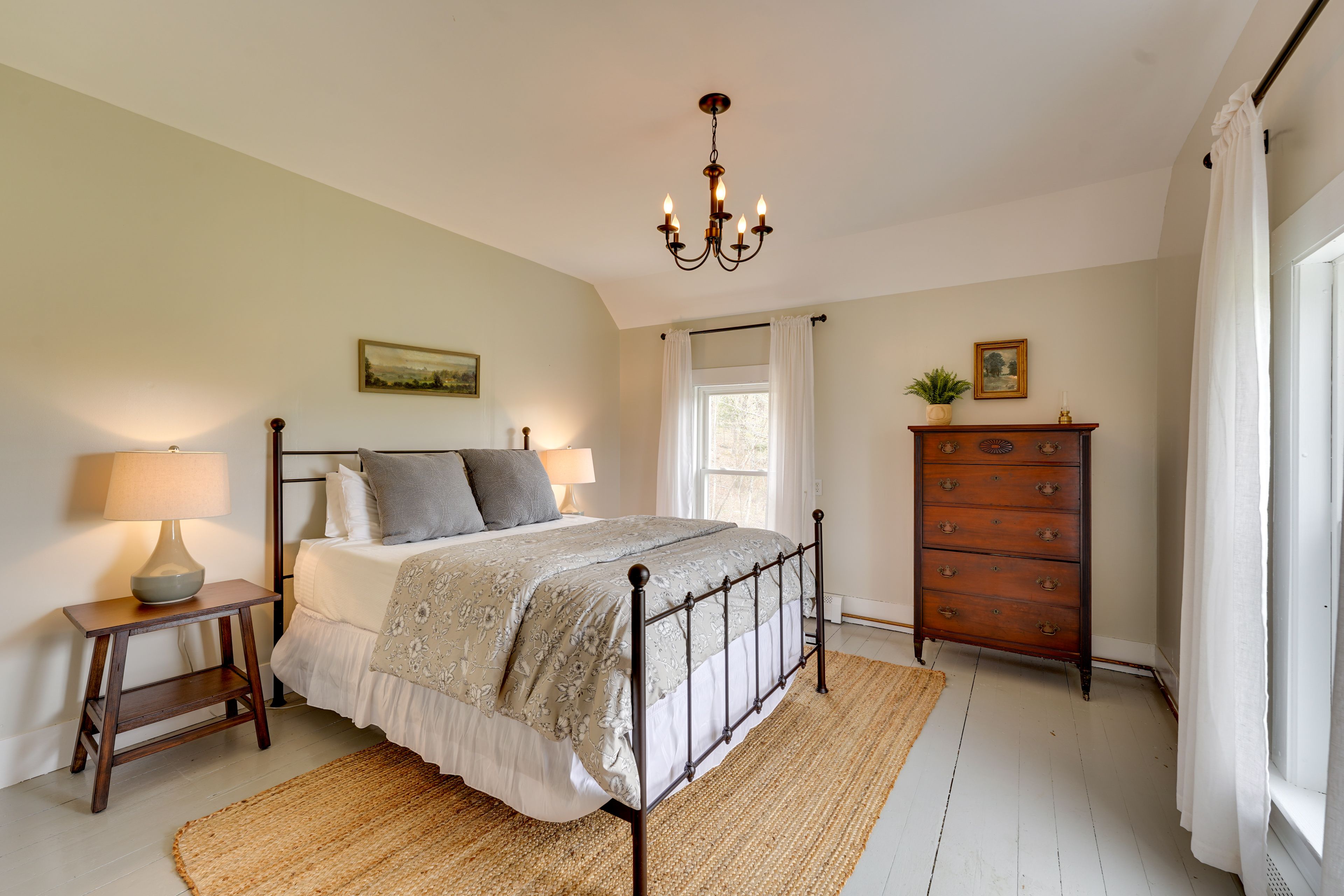 Bedroom 5 | Queen Bed | 2nd Floor