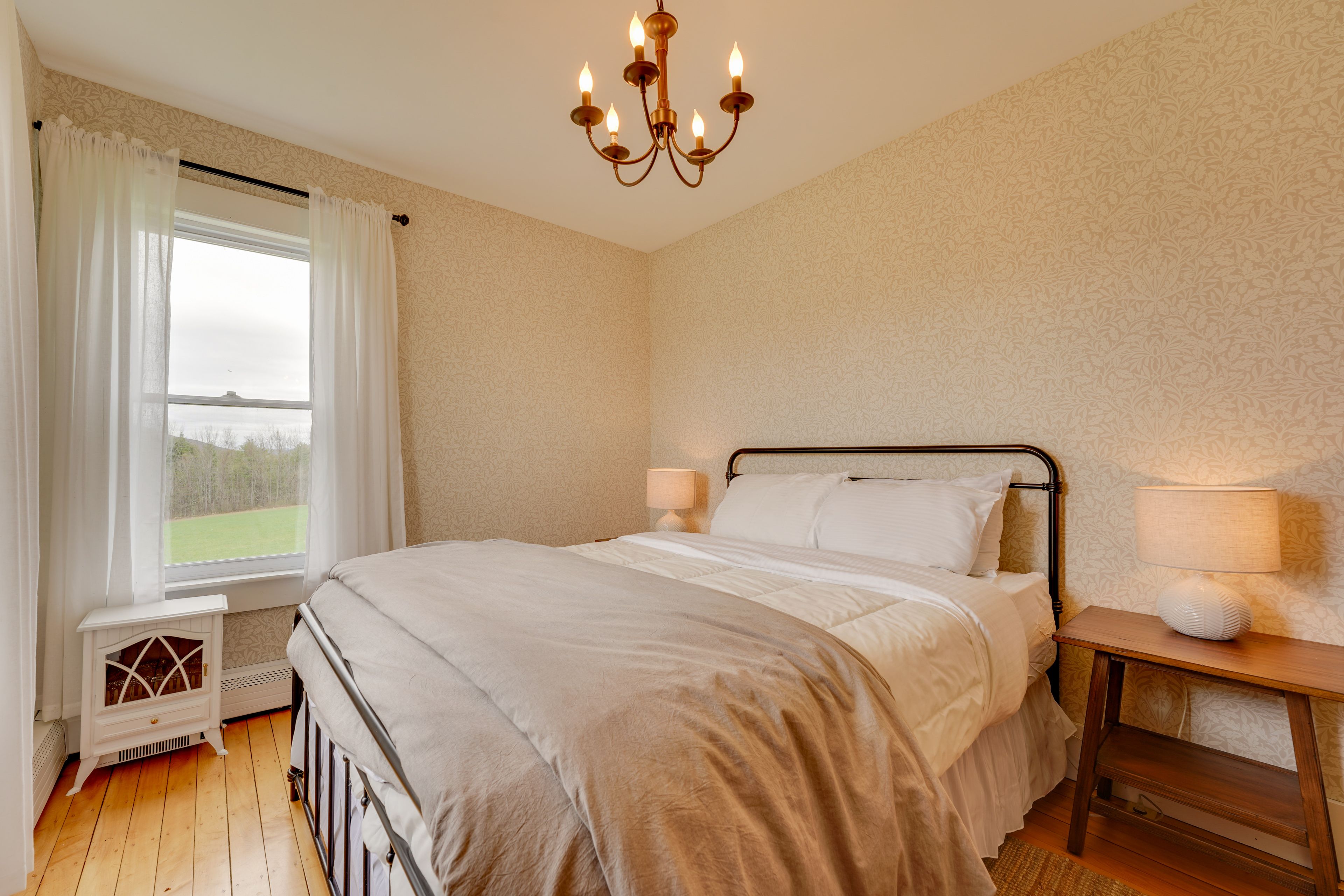 Bedroom 2 | Queen Bed | 1st Floor