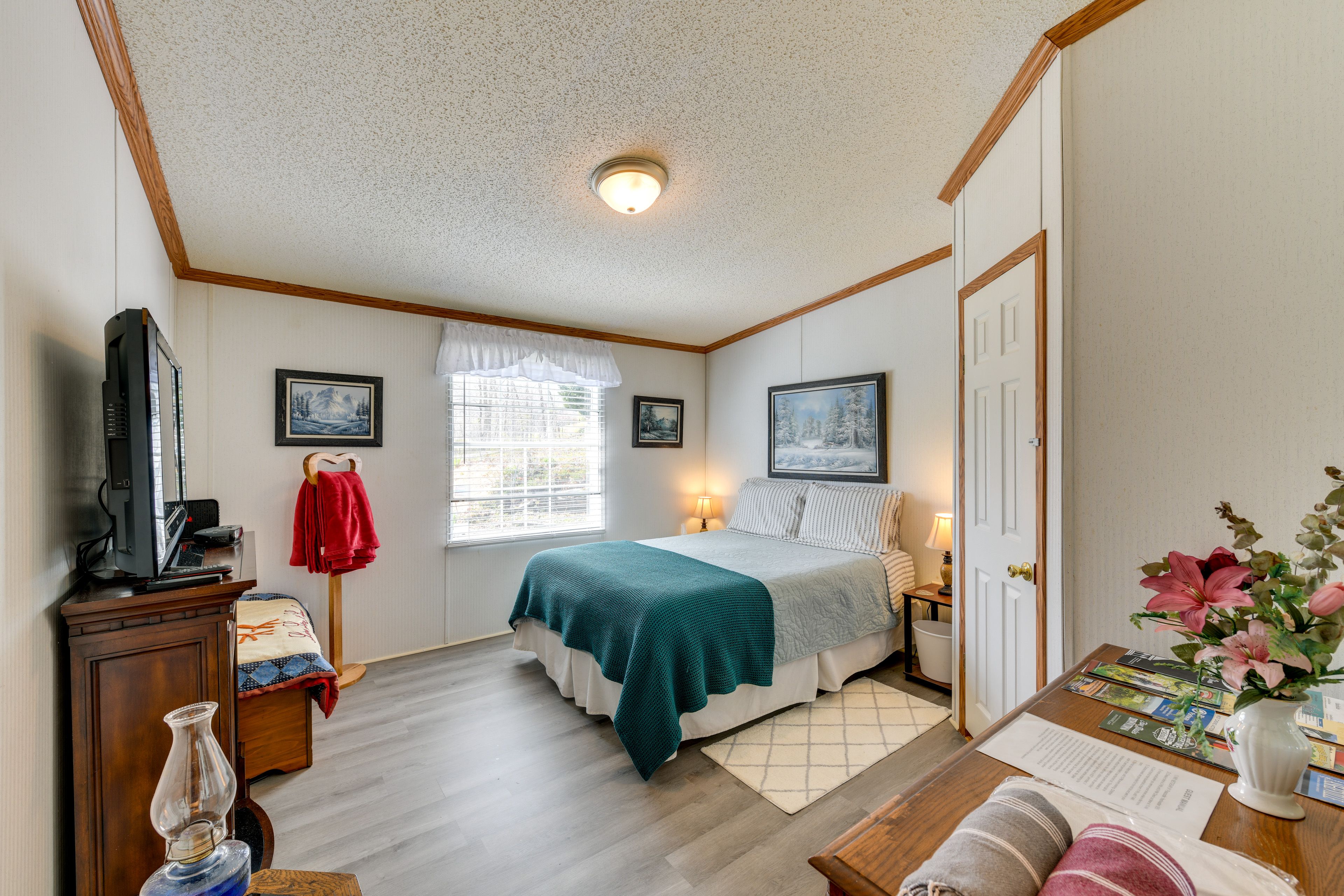 Bedroom 1 | Queen Bed