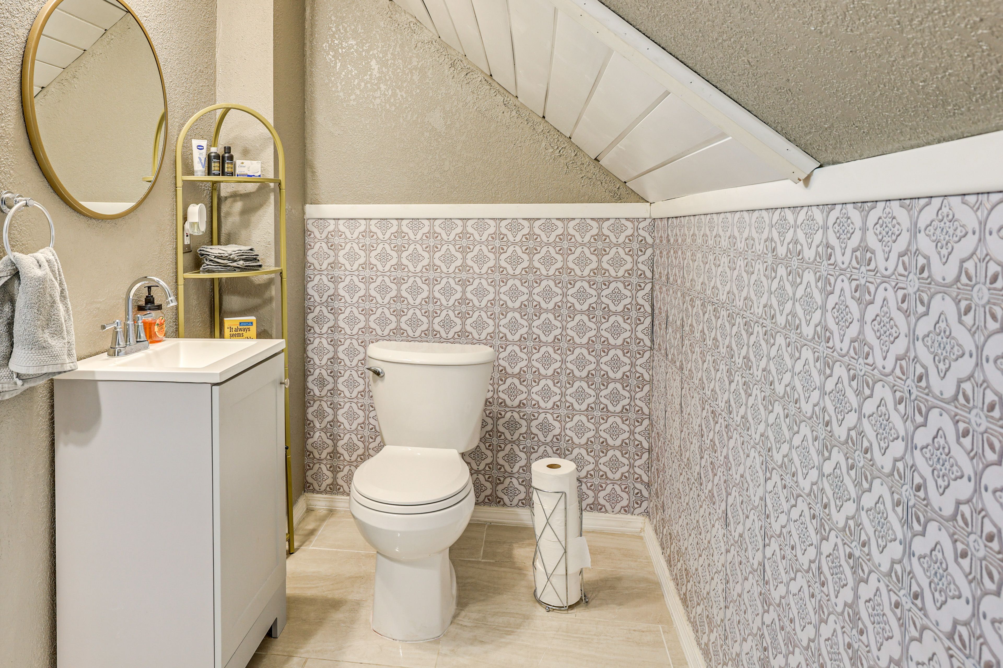 Full Bathroom | Towels Provided | Complimentary Toiletries