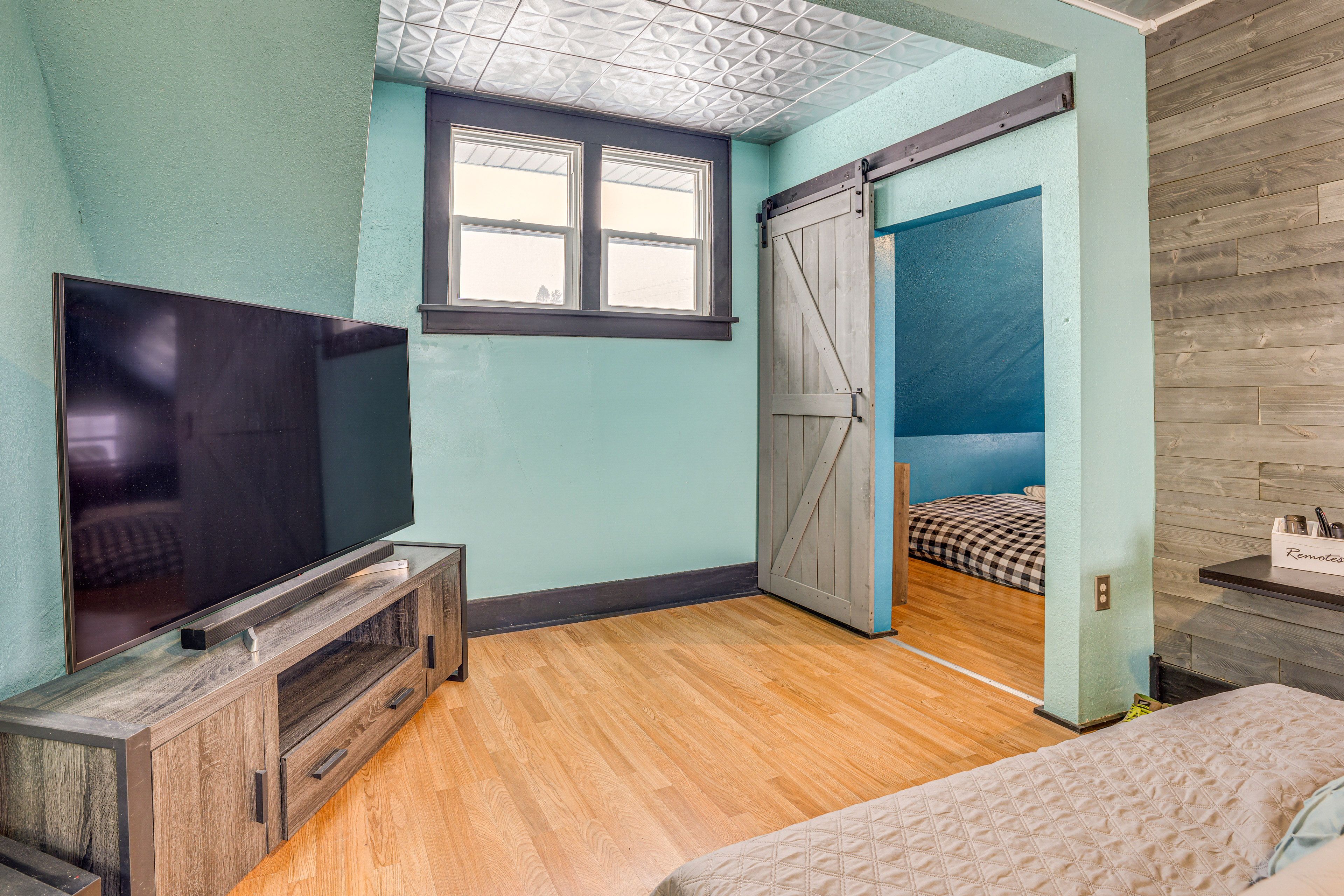 Living Room | Smart TV | Free WiFi | Twin Futon