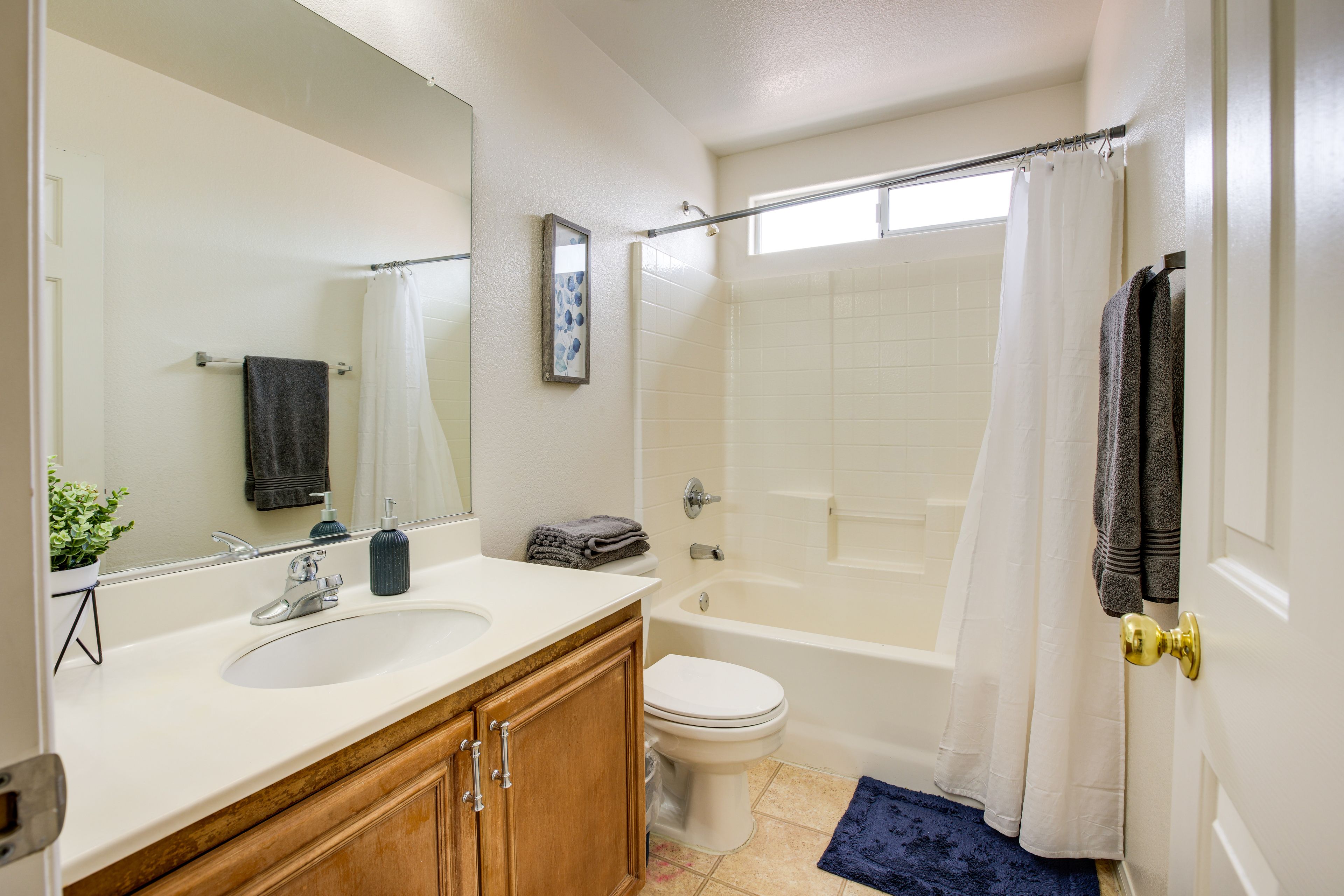Full Bath | Complimentary Toiletries | 2nd Floor