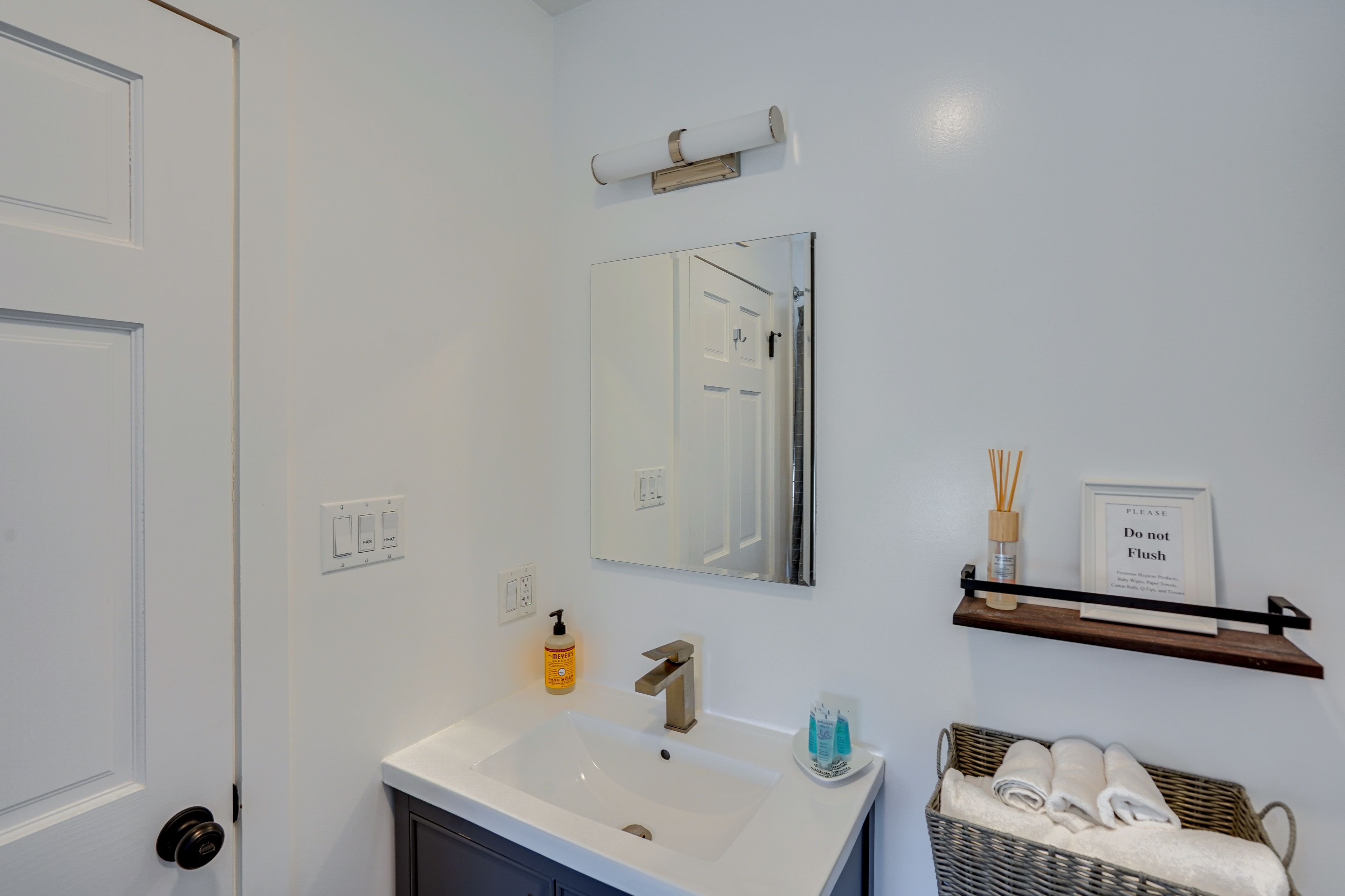 Full Bathroom | 1st Floor | Complimentary Toiletries | Hair Dryer