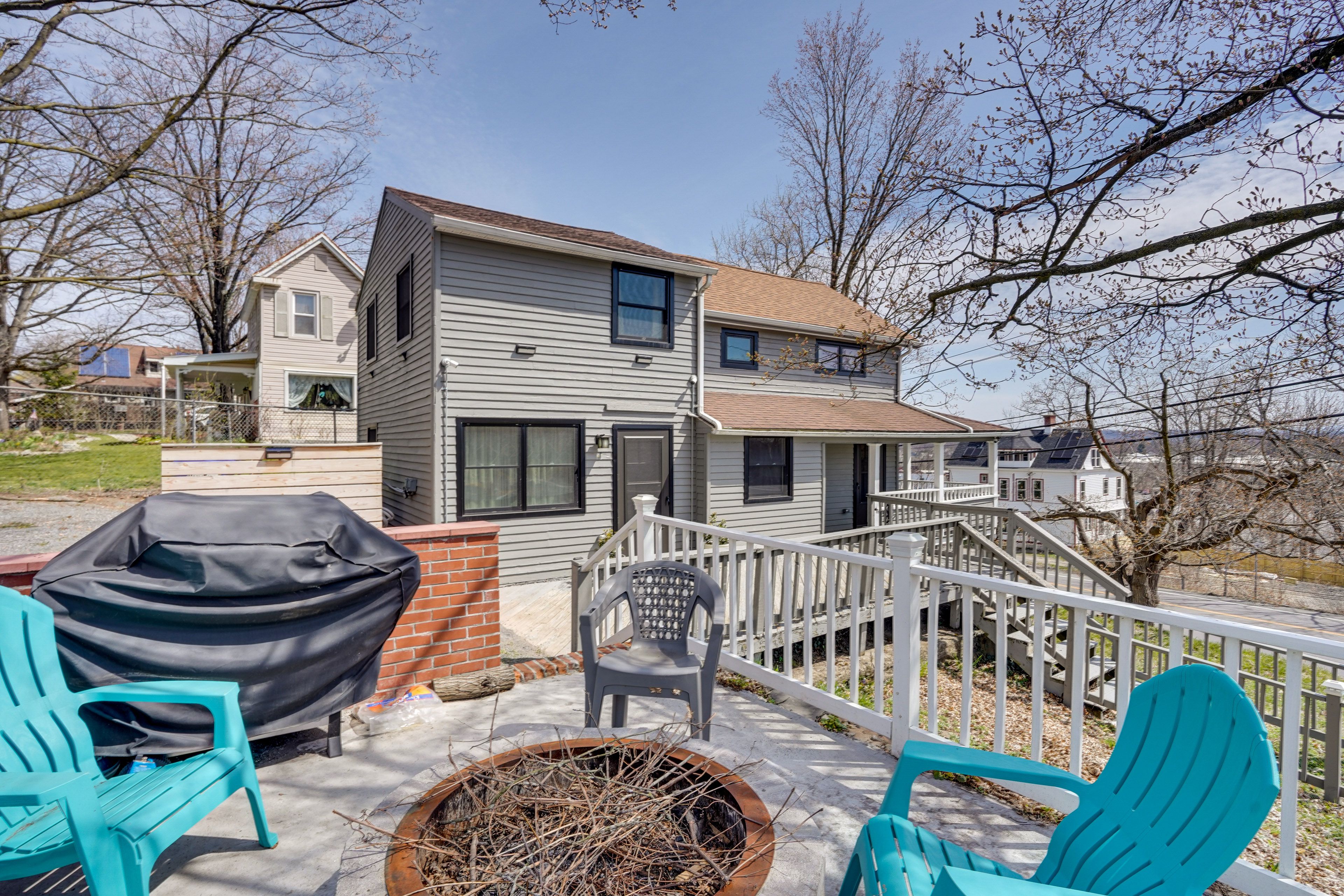 Home Exterior | Keyless Entry | 3 Smart TVs | Fire Pit w/ Seating