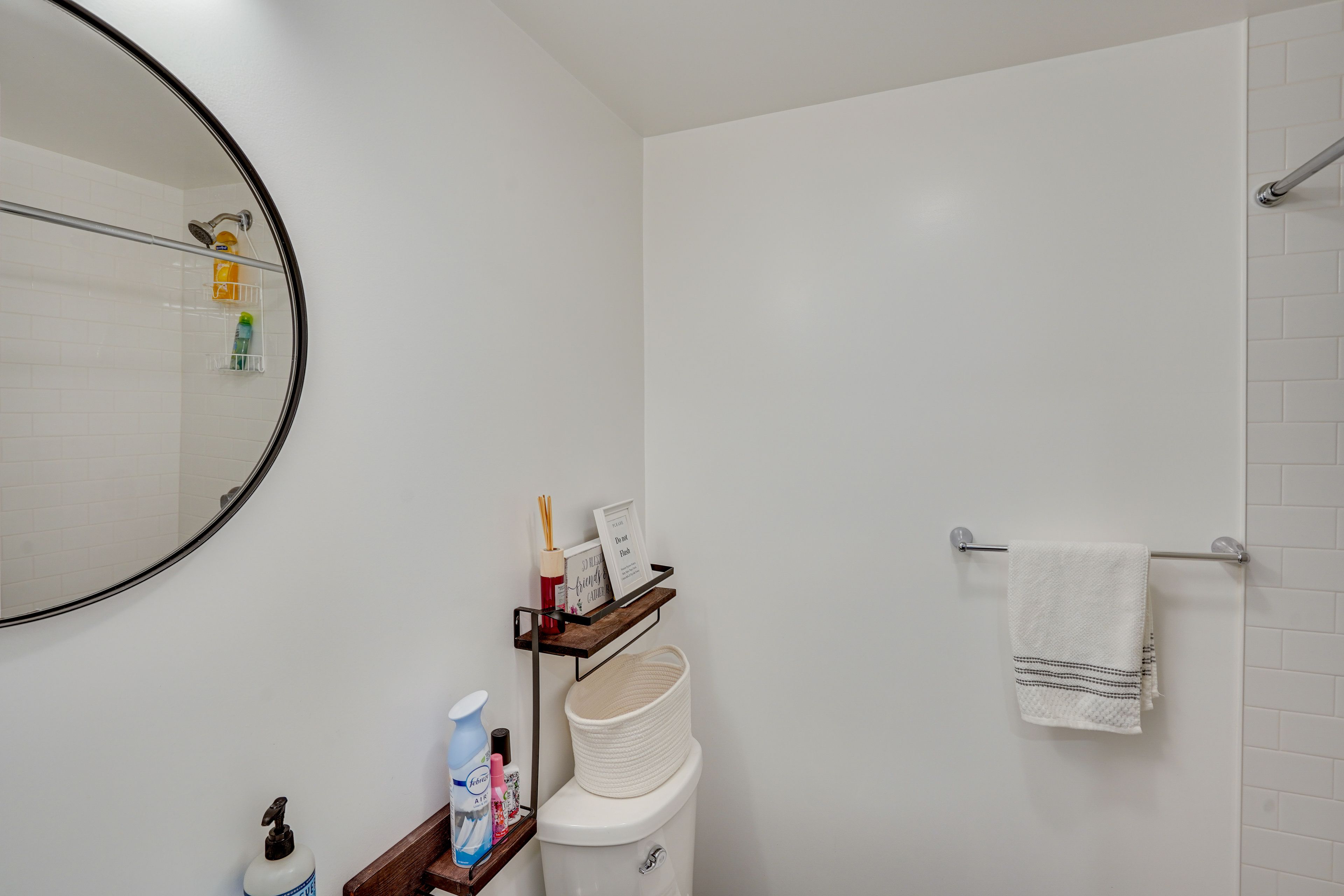 Full Bathroom | 2nd Floor | Shower/Tub Combo | Towels Provided