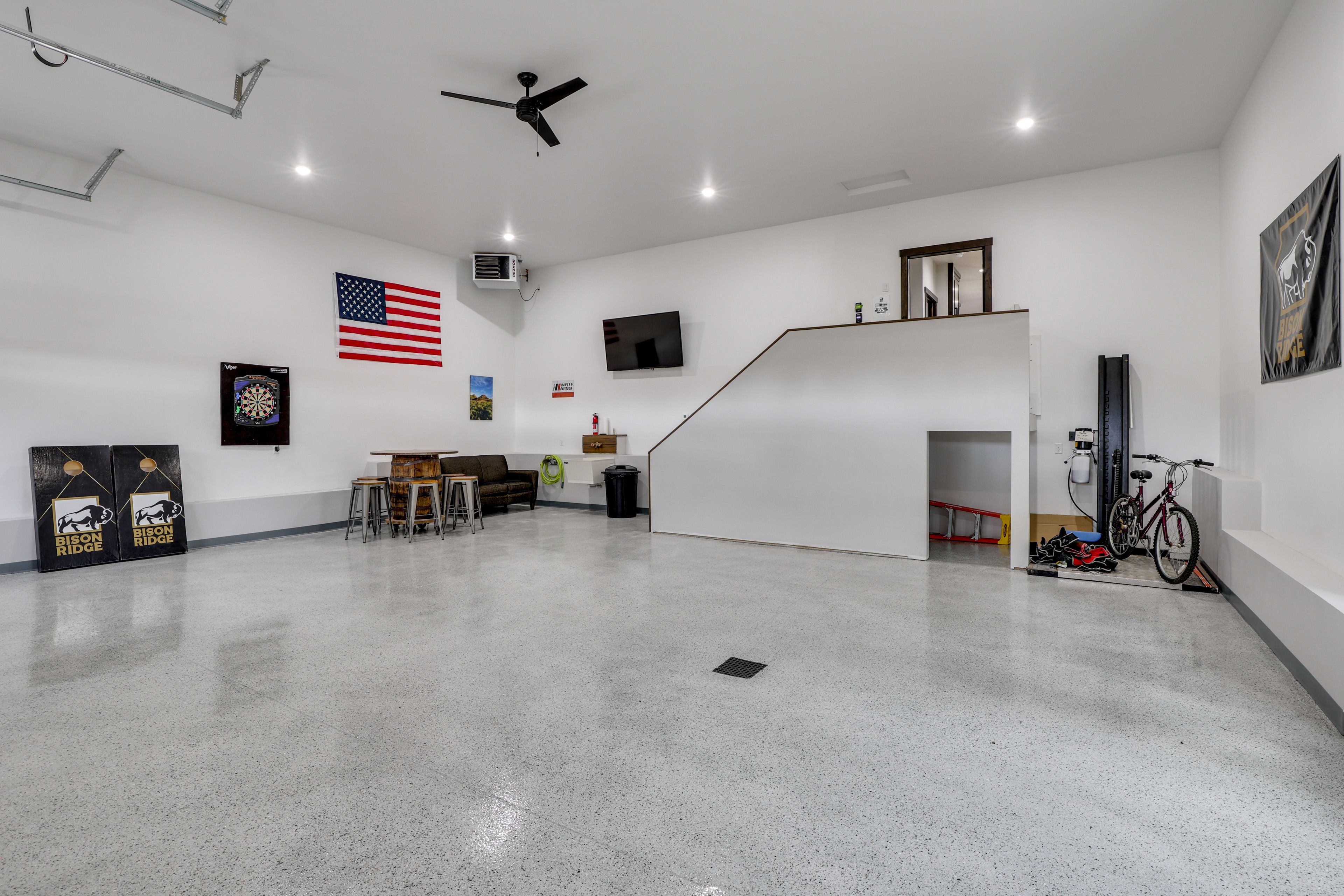 Garage/Lounge