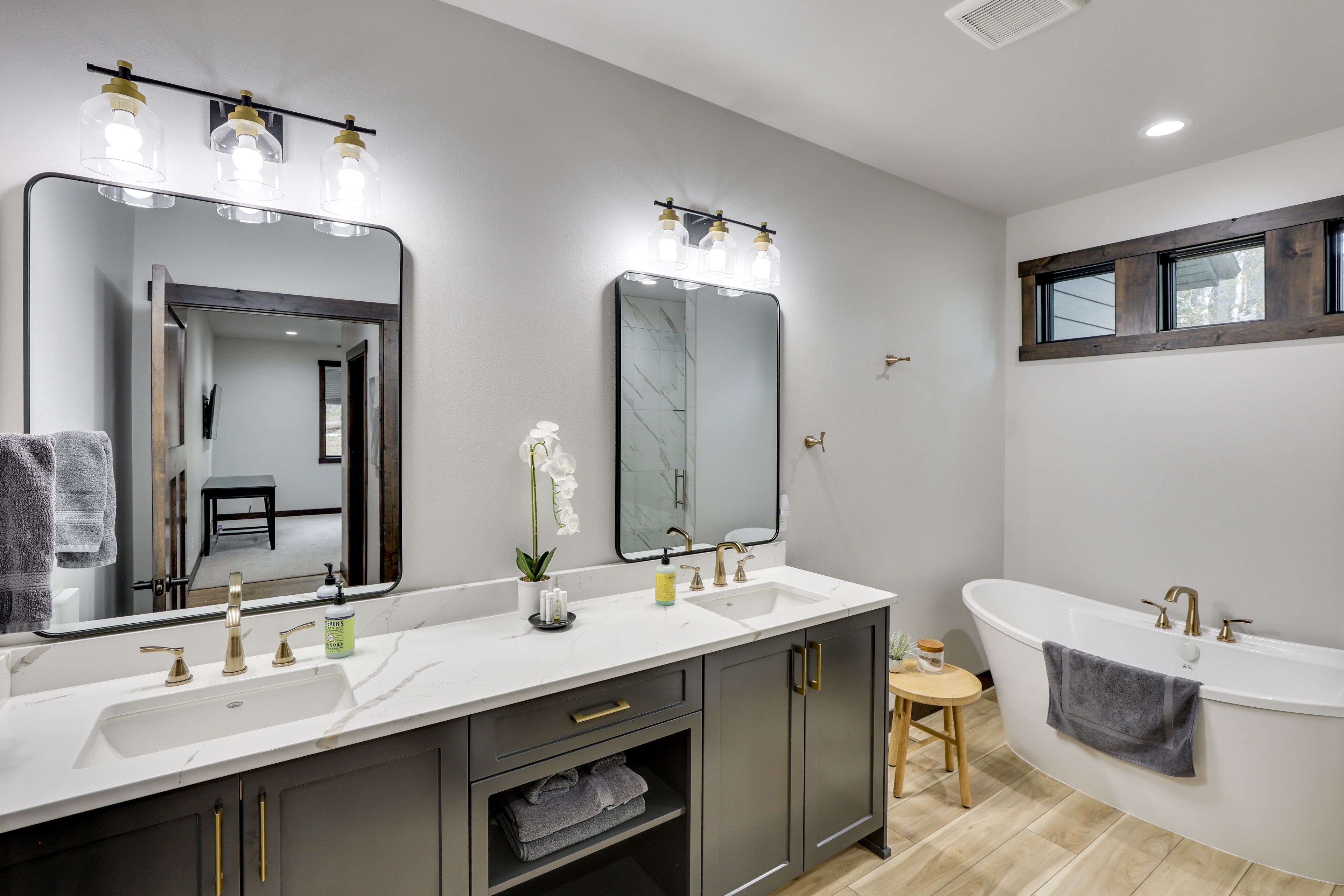 Full Bathroom | Soaker Tub