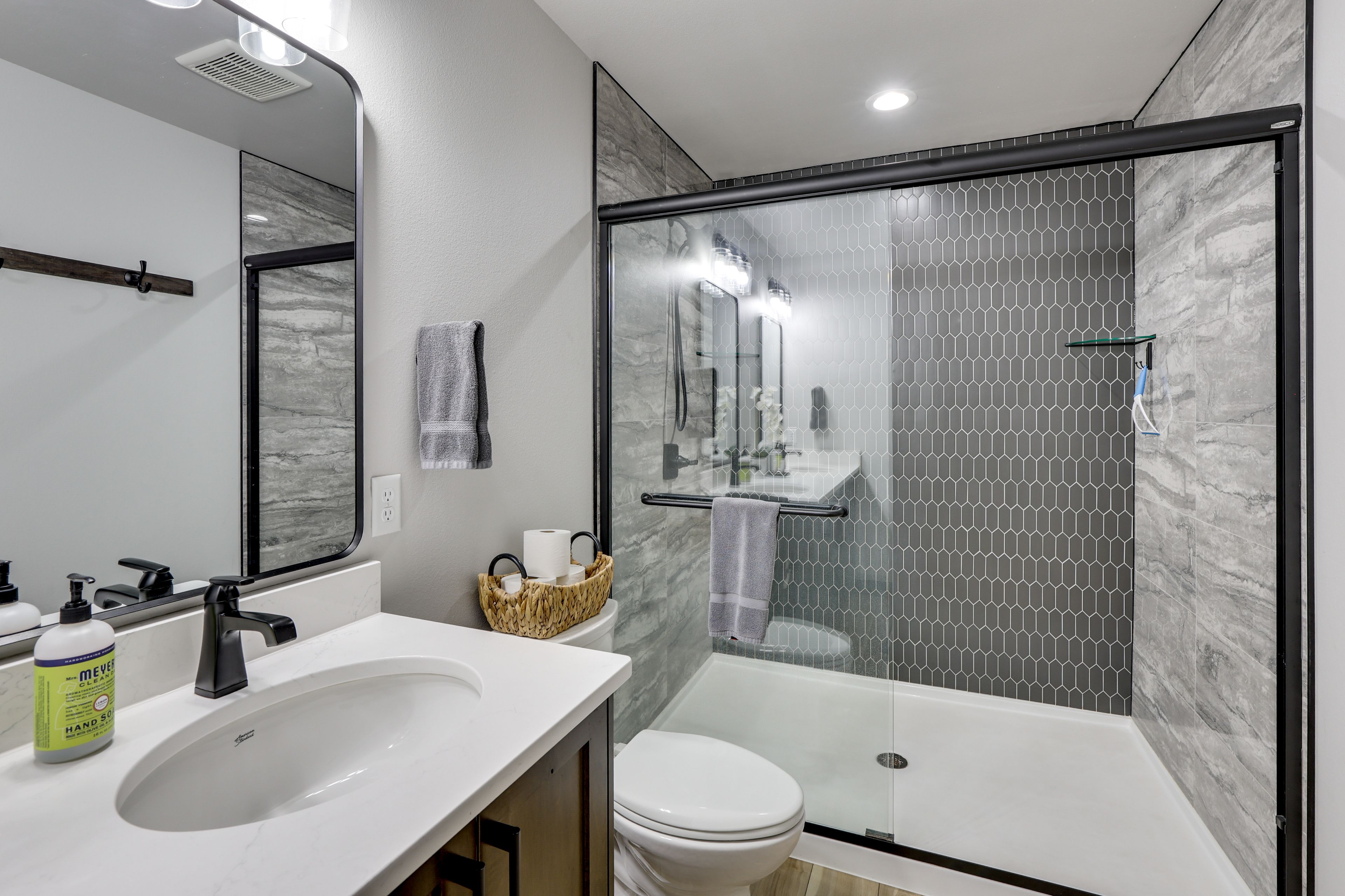 Full Bathroom | Towels Provided | Complimentary Toiletries