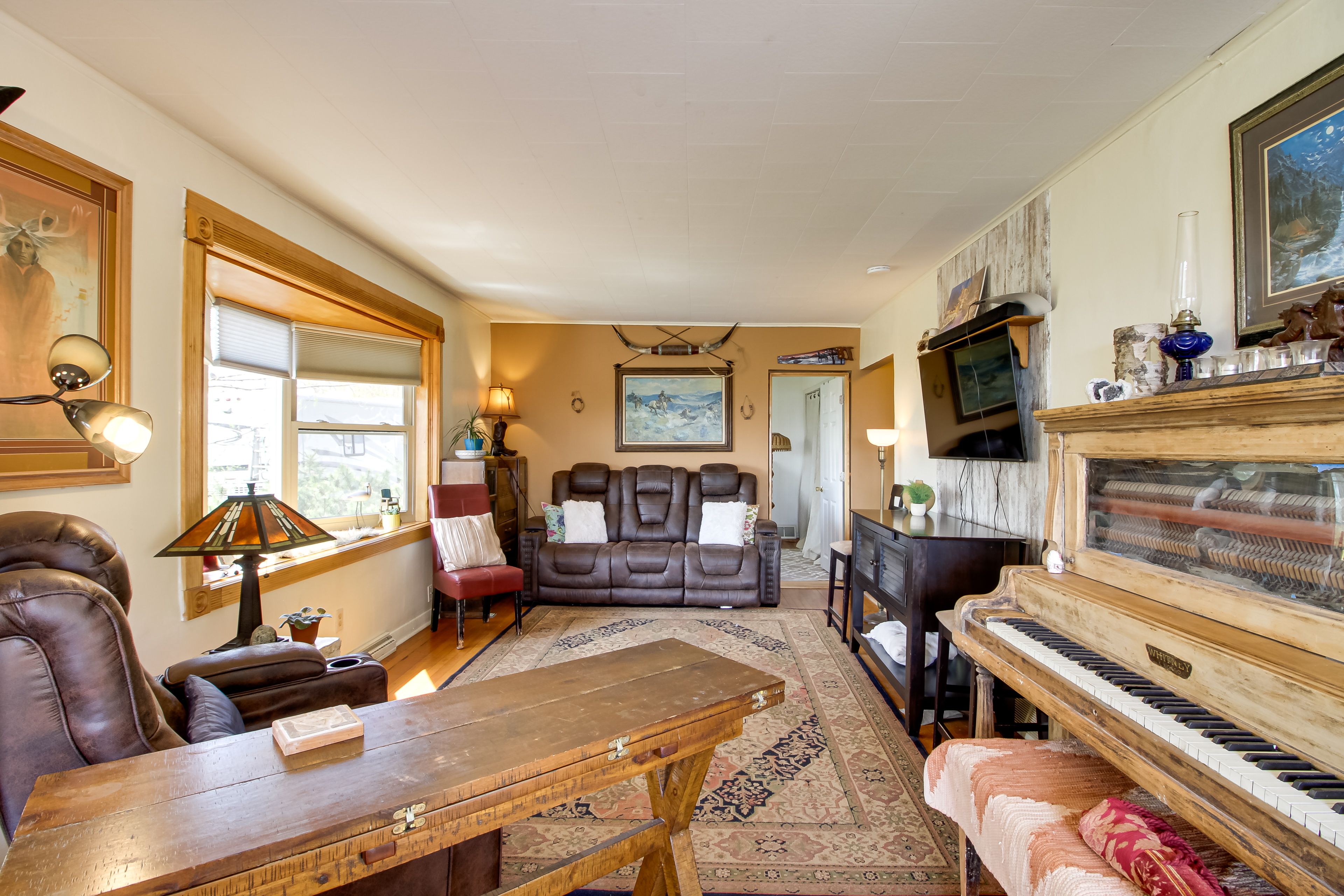 Living Room | Smart TV | Free WiFi