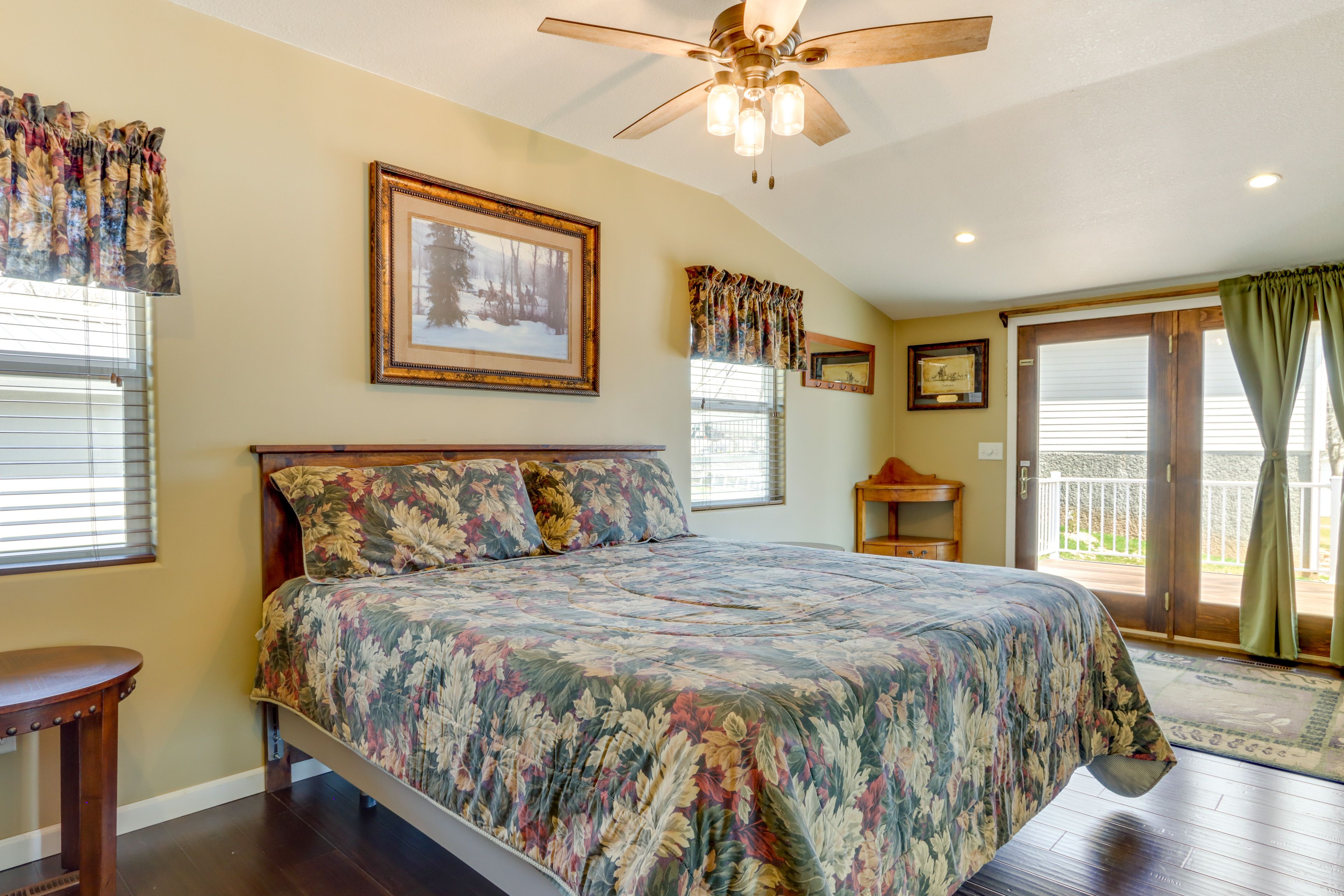 Bedroom 1 | King Bed | Smart TV | 1st Floor