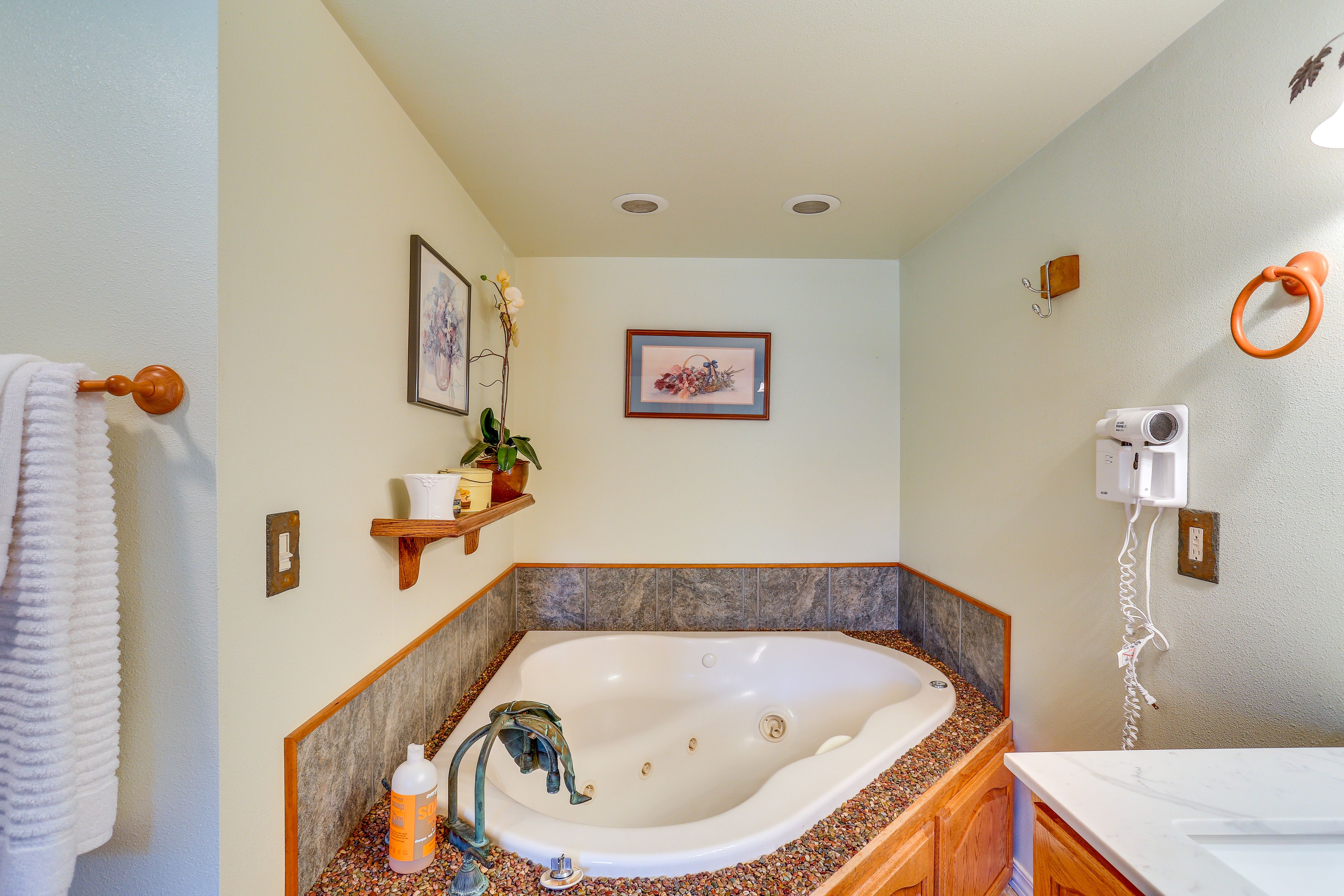 En-Suite Bathroom | Upper Level | Complimentary Toiletries