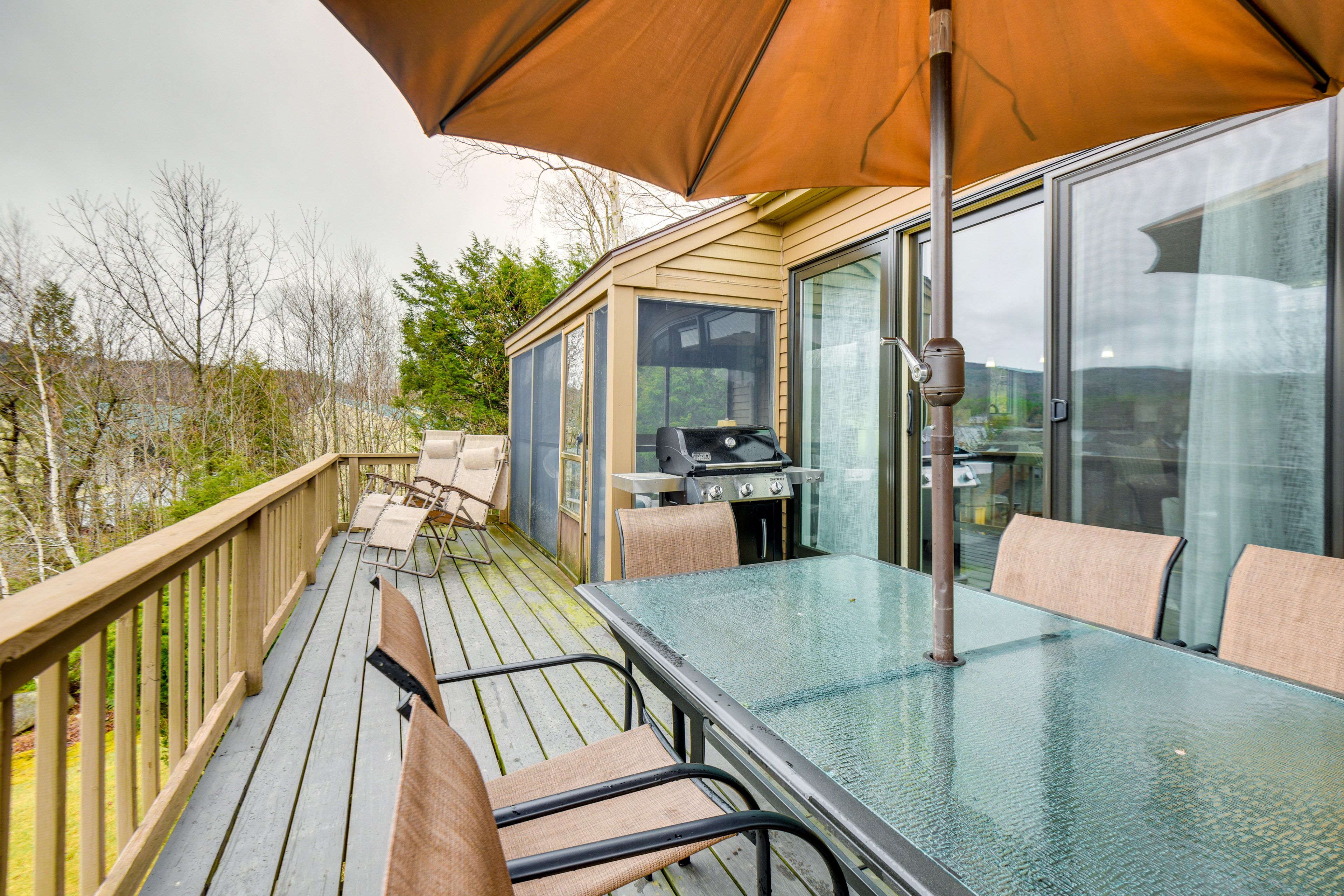 Deck | Outdoor Dining Area | Gas Grill