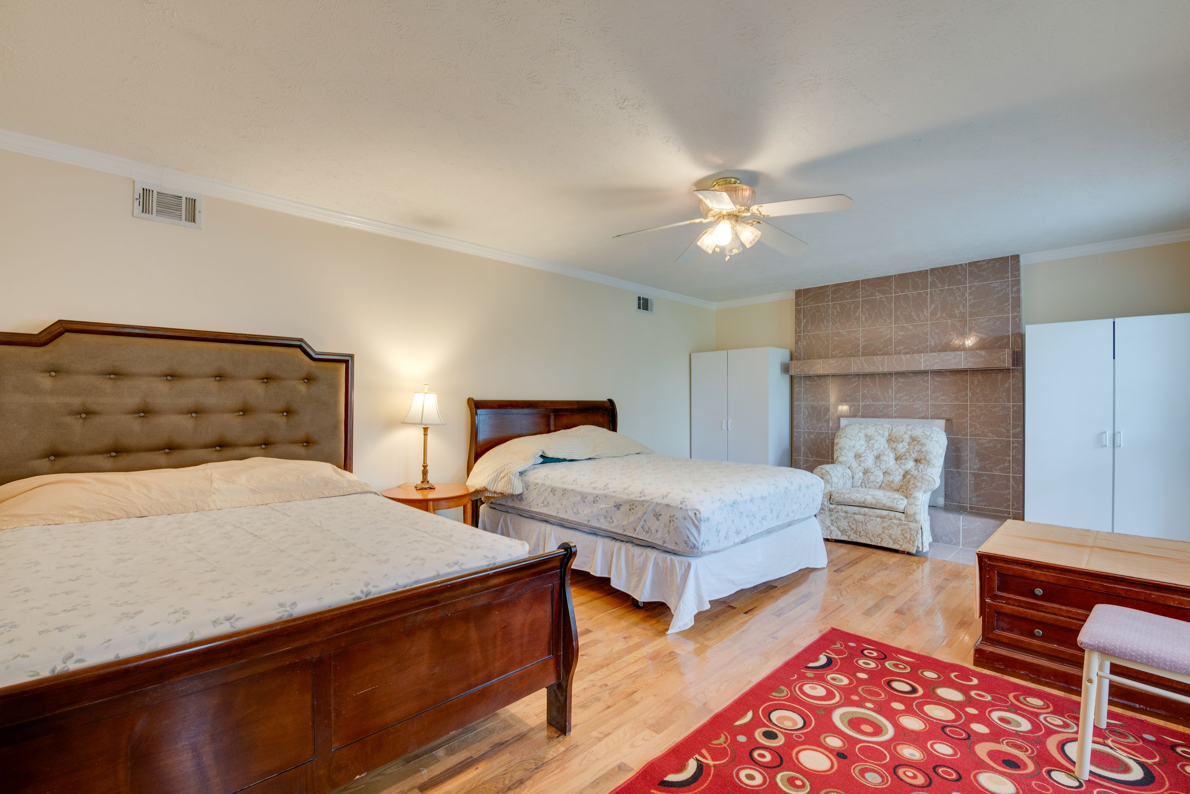 Bedroom 1 | Queen Bed | Full Bed
