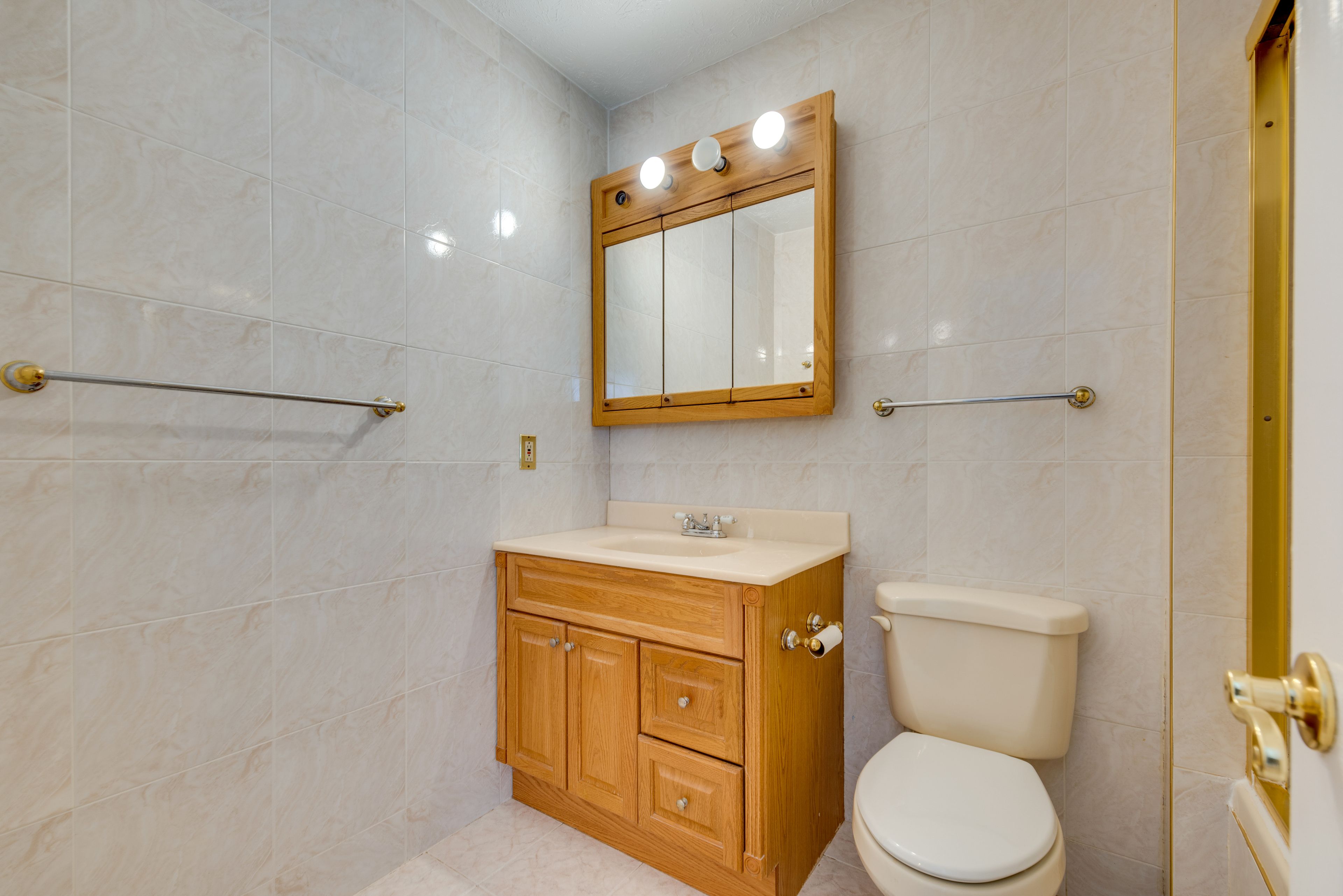 Full Bathroom | Towels Provided