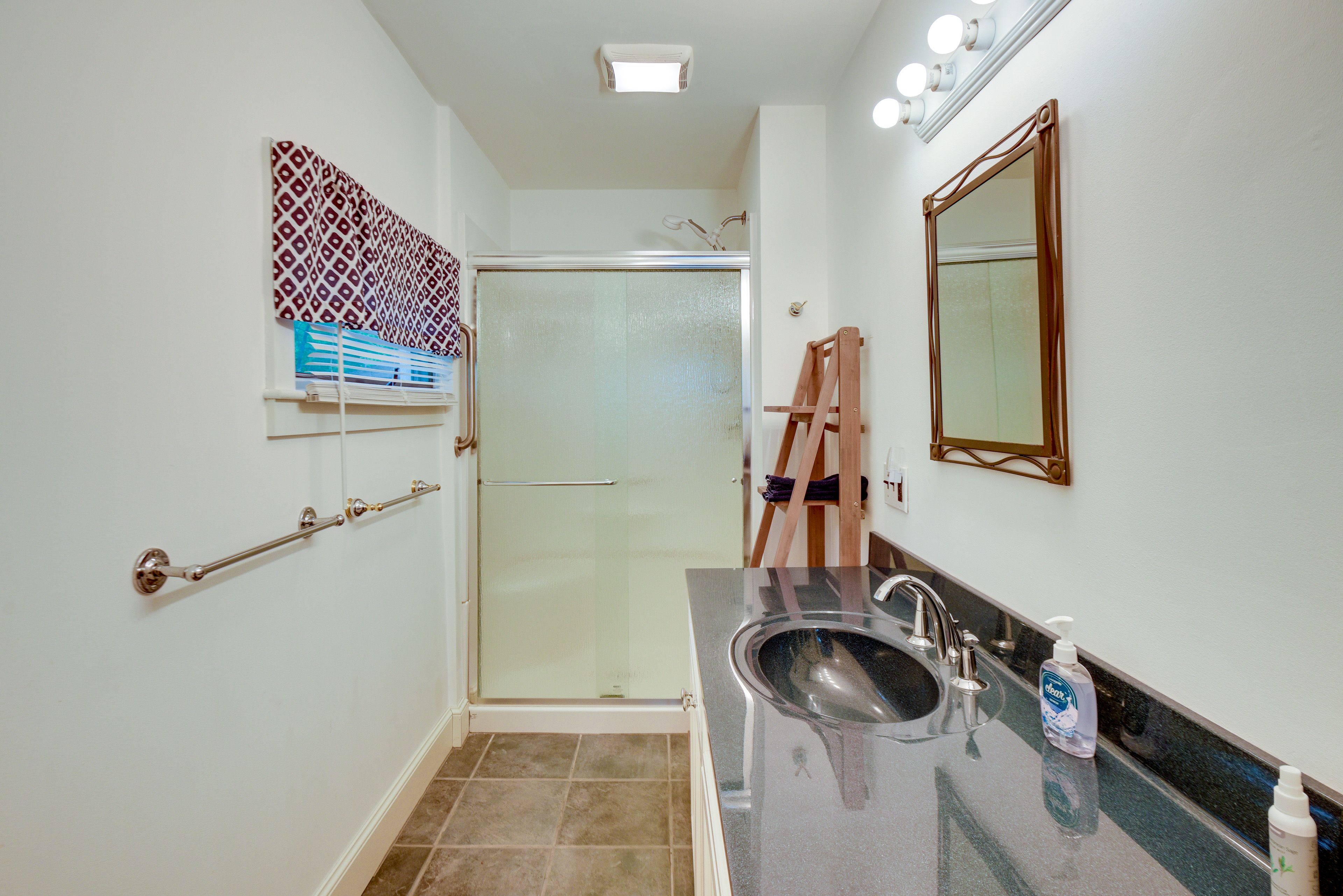 Full Bath | Complimentary Toiletries | Towels Provided