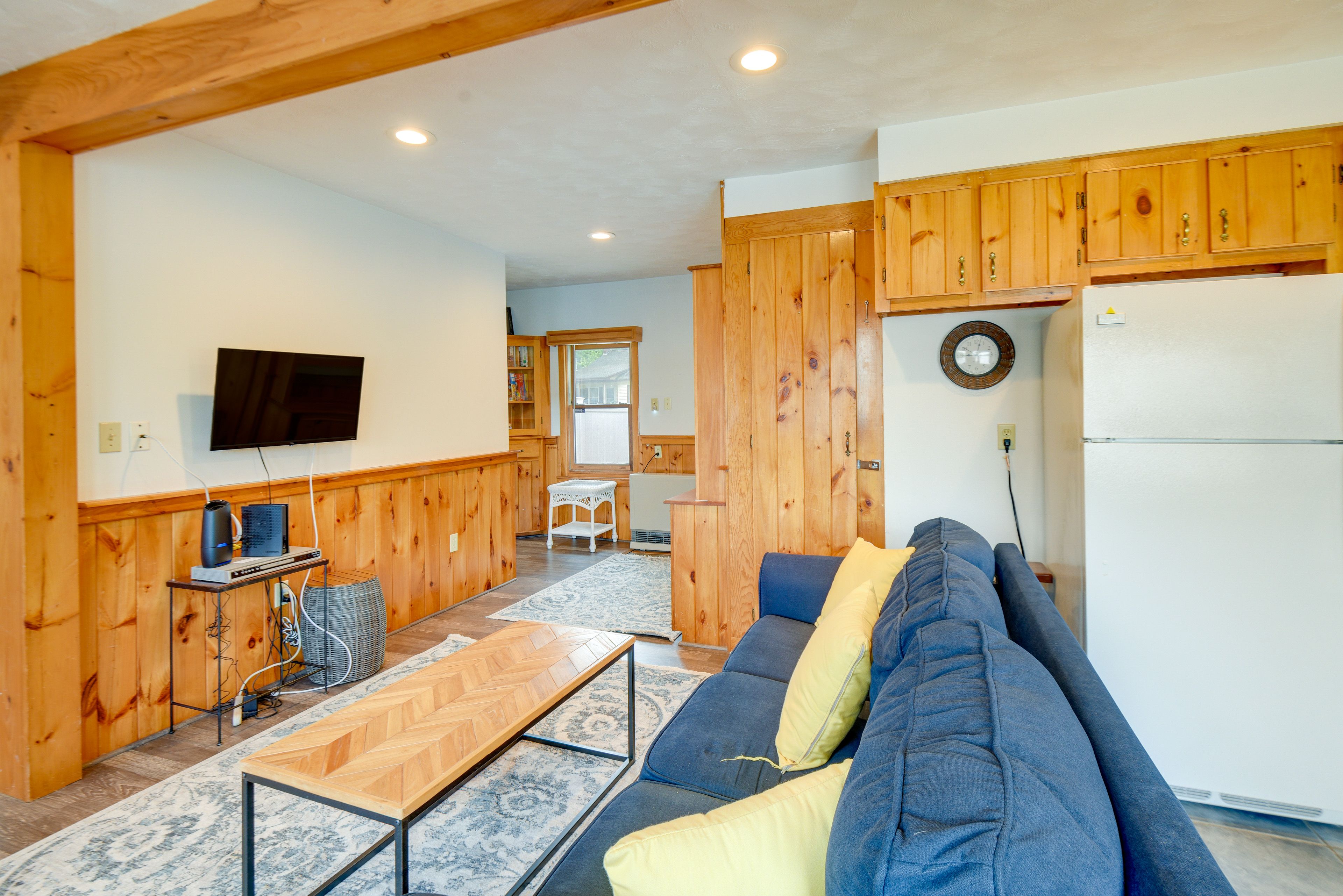 Living Room | Free WiFi | Smart TV | Window A/C Unit