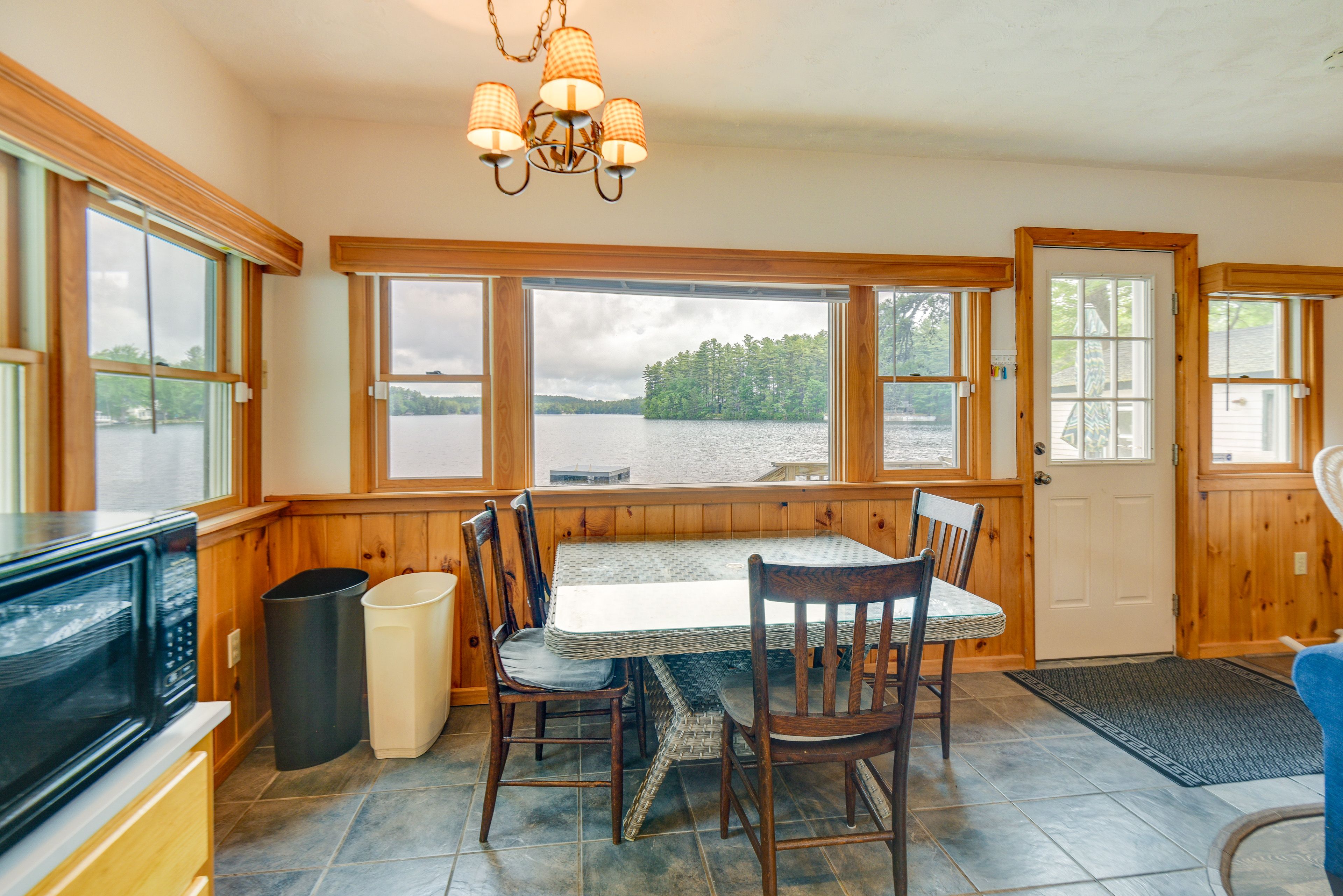 Dining Area | Dishware & Flatware Provided