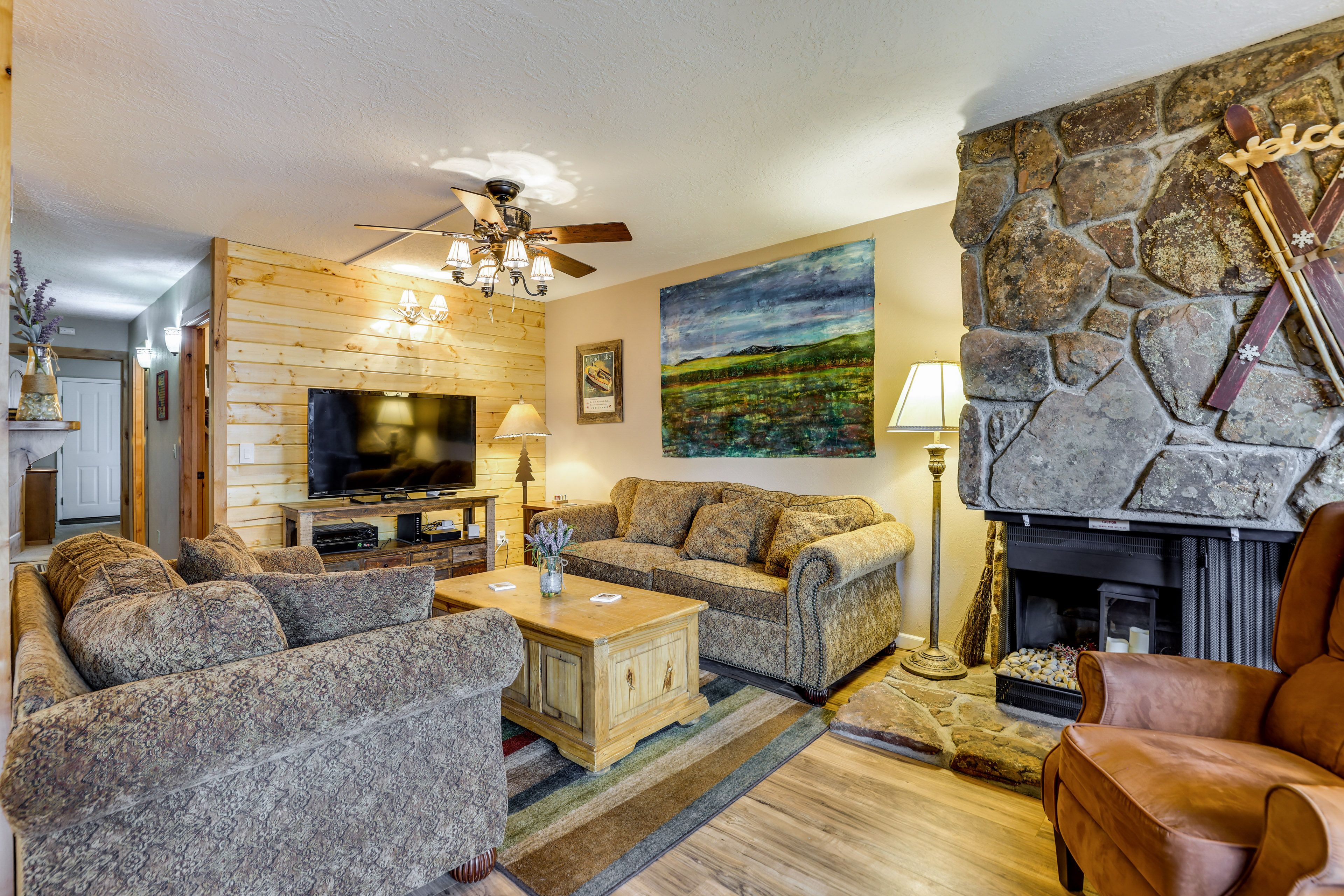 Living Room | Fireplace | Smart TV w/ Cable | Free WiFi