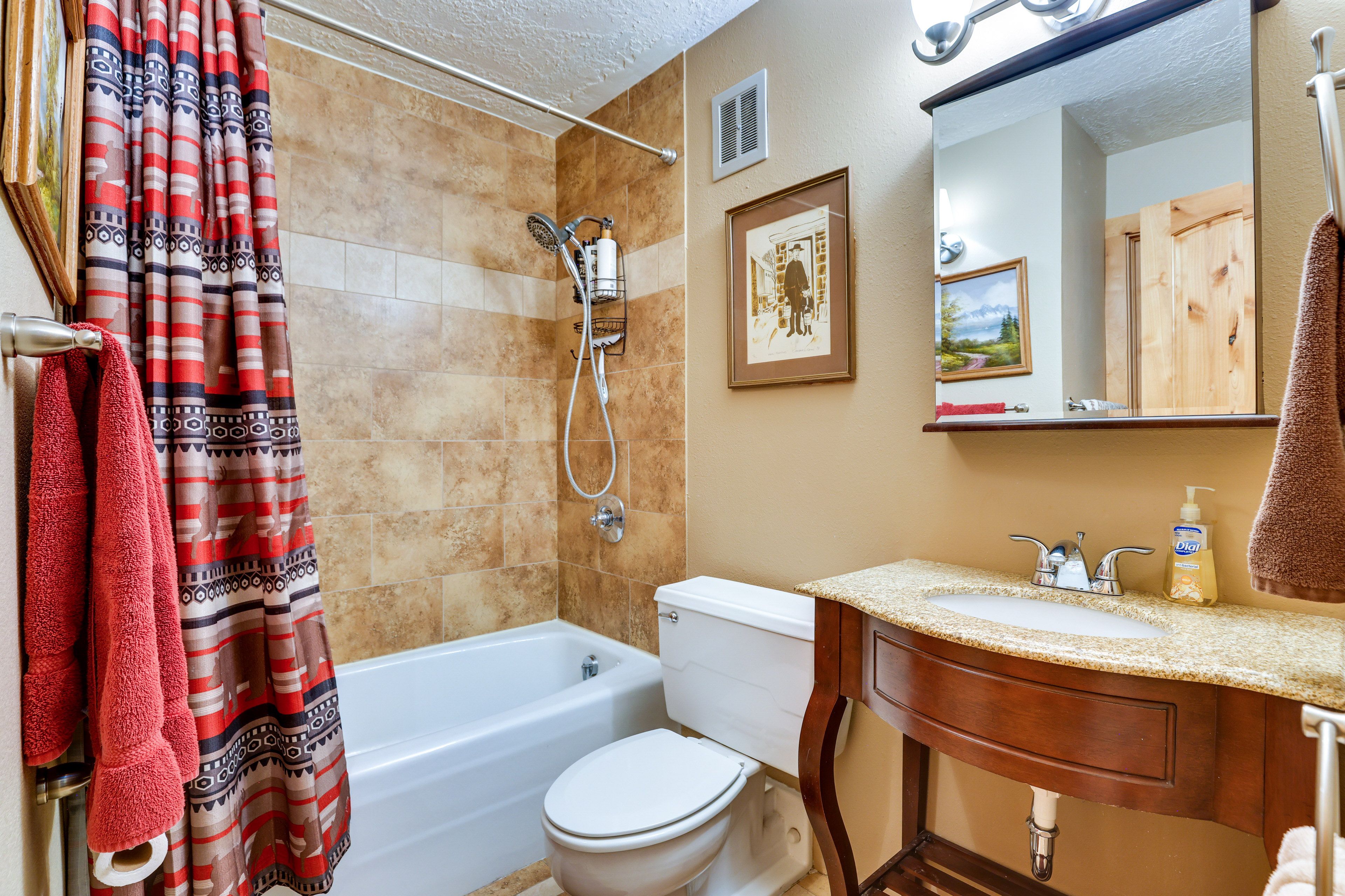 Full Bathroom | Towels Provided | Complimentary Toiletries